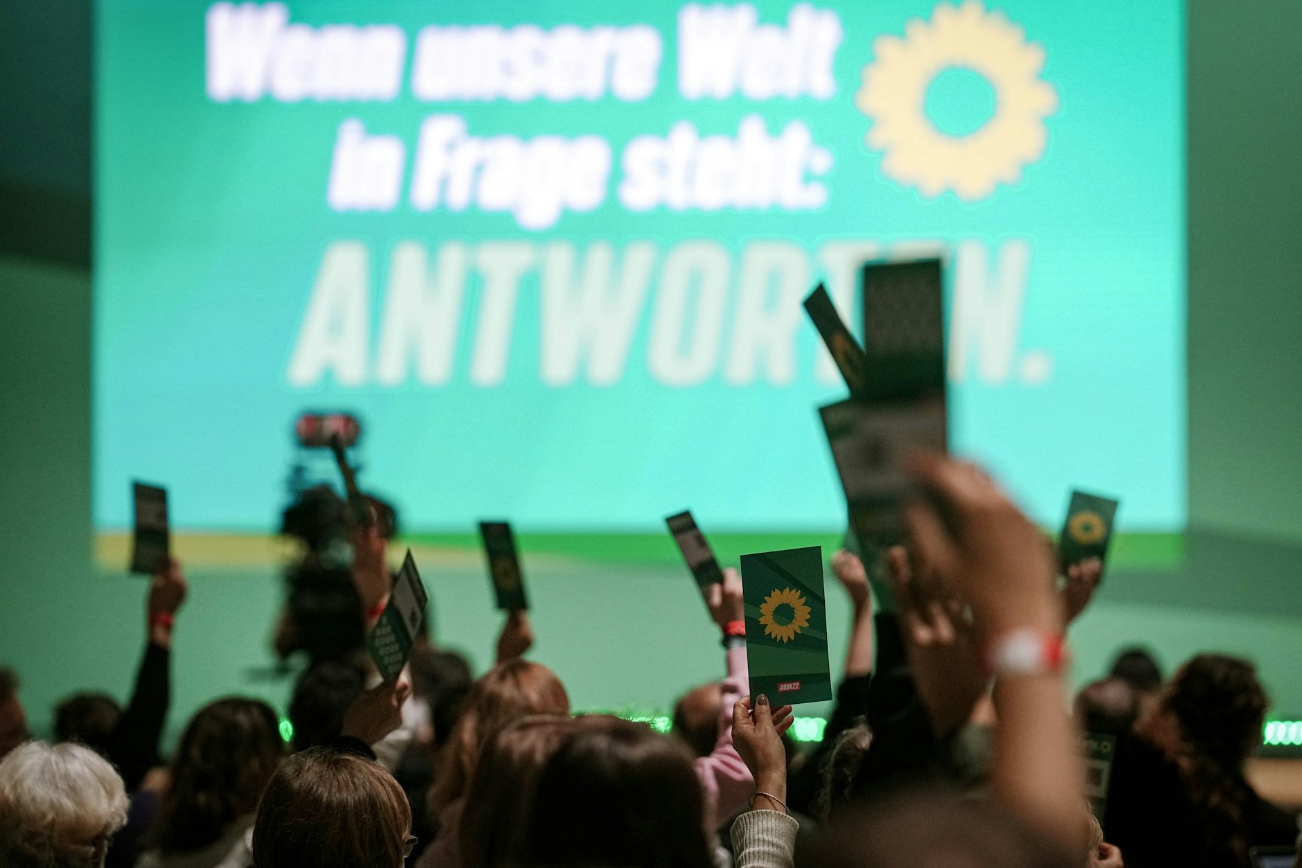 Delegierte stimmen beim Grünen-Bundesparteitag über Anträge ab.