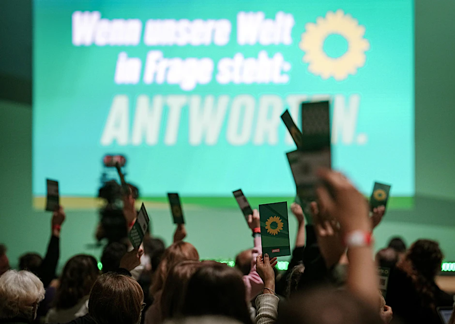 Delegierte stimmen beim Grünen-Bundesparteitag über Anträge ab.