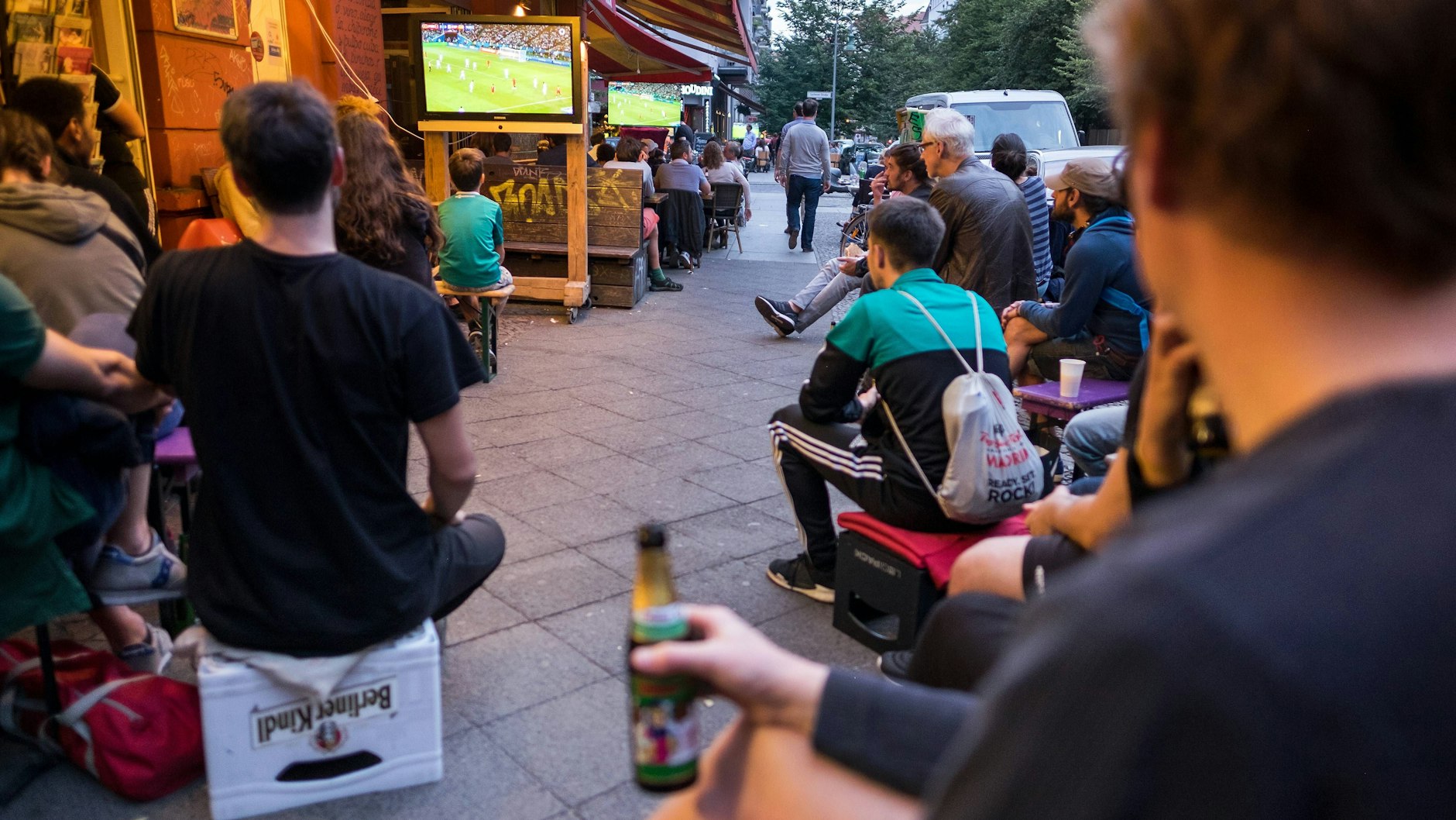 Fußballfans verfolgen auf dem Helmholtzplatz ein WM-Spiel (2018). Doch Kneipen-Besitzer verzichten nun auf diese Events - aus Protest gegen den Veranstaltungsort Katar.