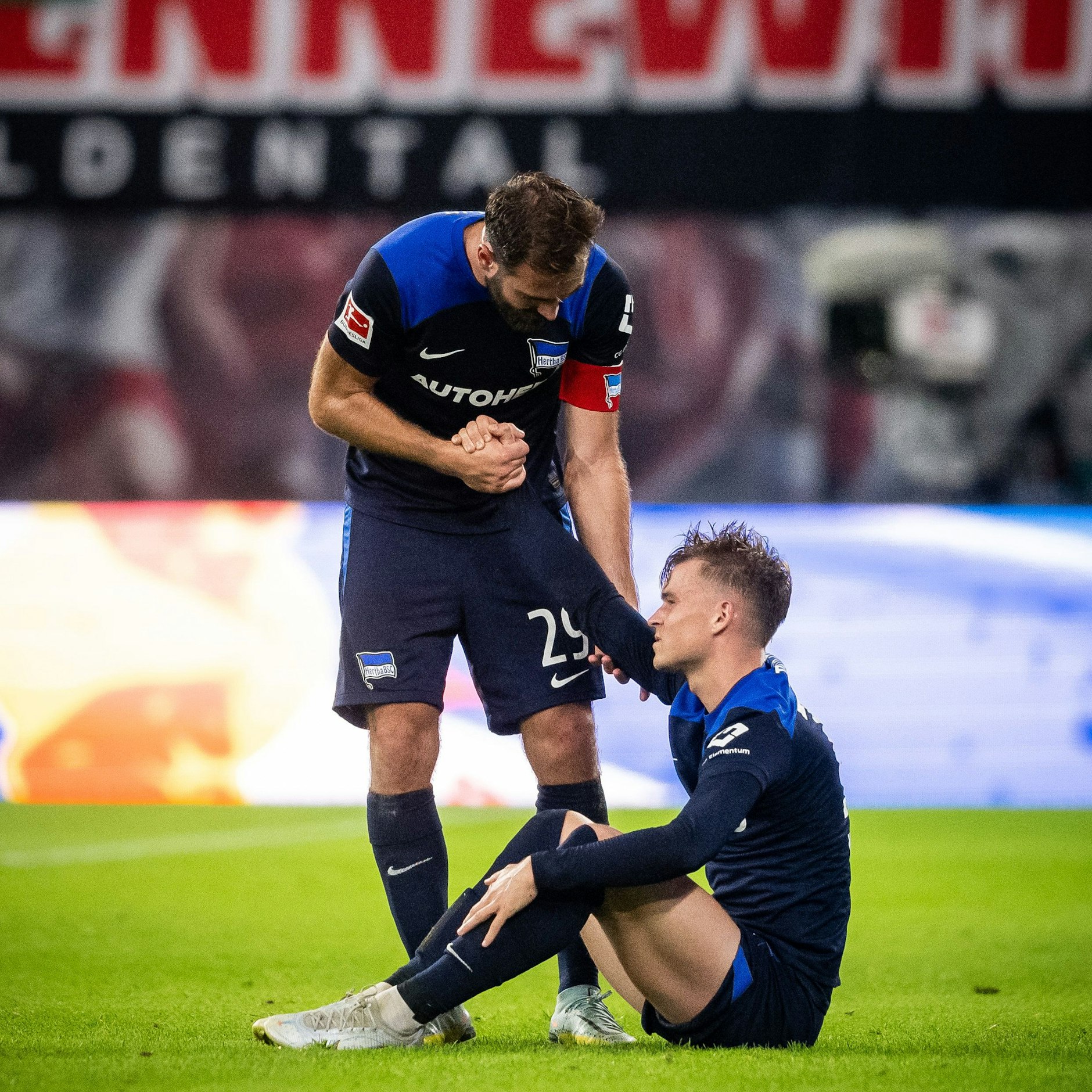 Hertha-Teamgeist 2022: Lucas Tousart richtet Maximilian Mittelstädt nach dem 2:3 in Leipzig wieder auf.