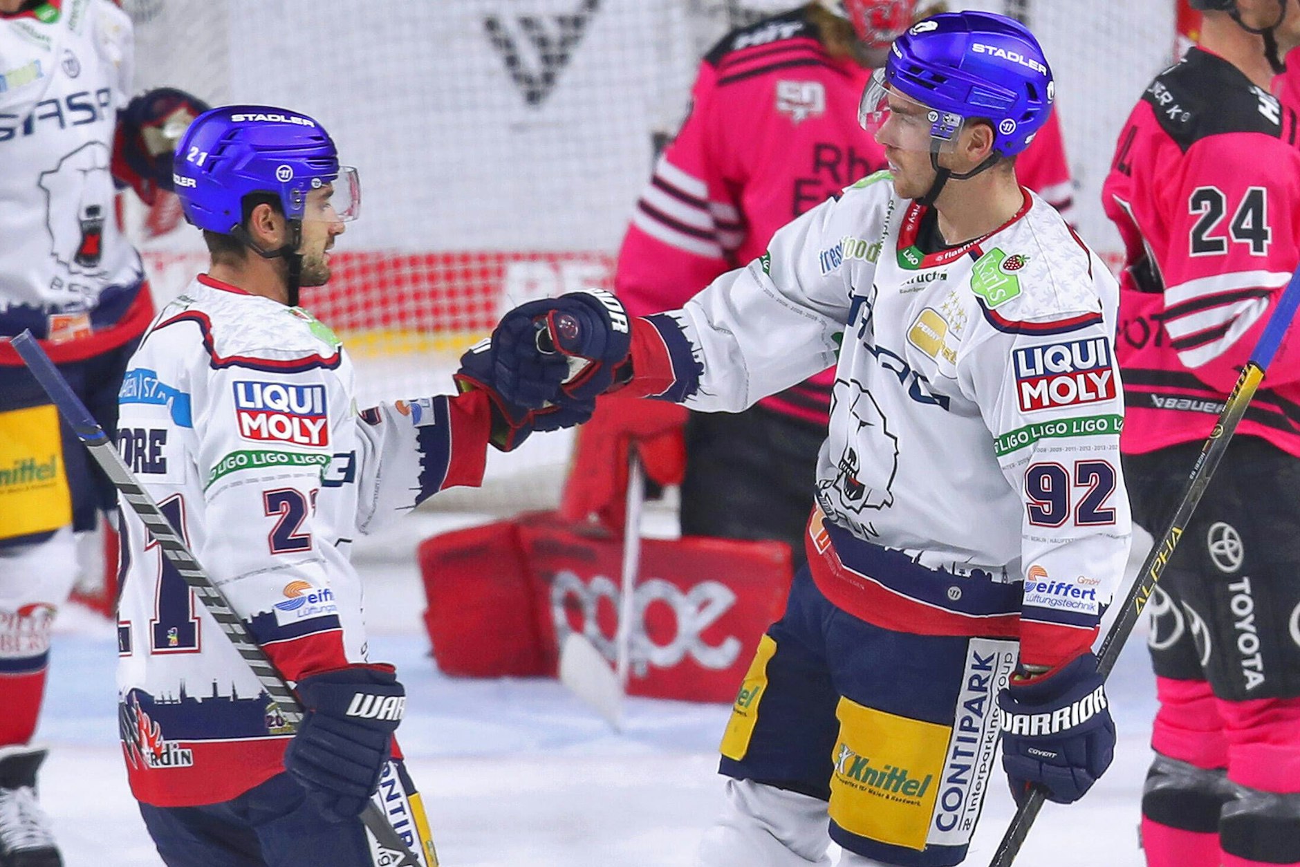 Die Eisbären Giovanni Fiore (l.) und Marcel Noebels feiern das 3:1, im Hintergrund sind die Kölner Haie bedient.
