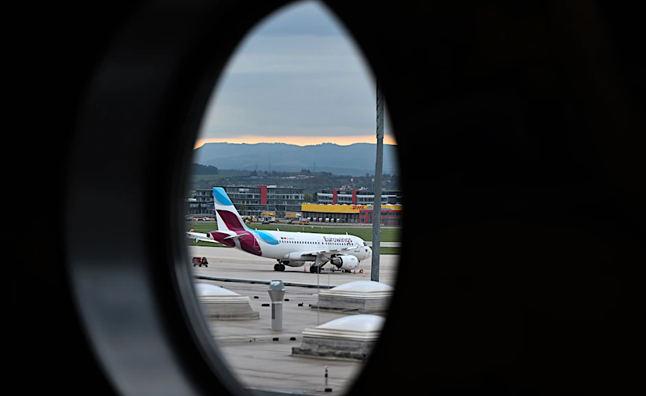 Eine Maschine der Fluggesellschaft Eurowings steht neben einem Rollfeld.&nbsp;