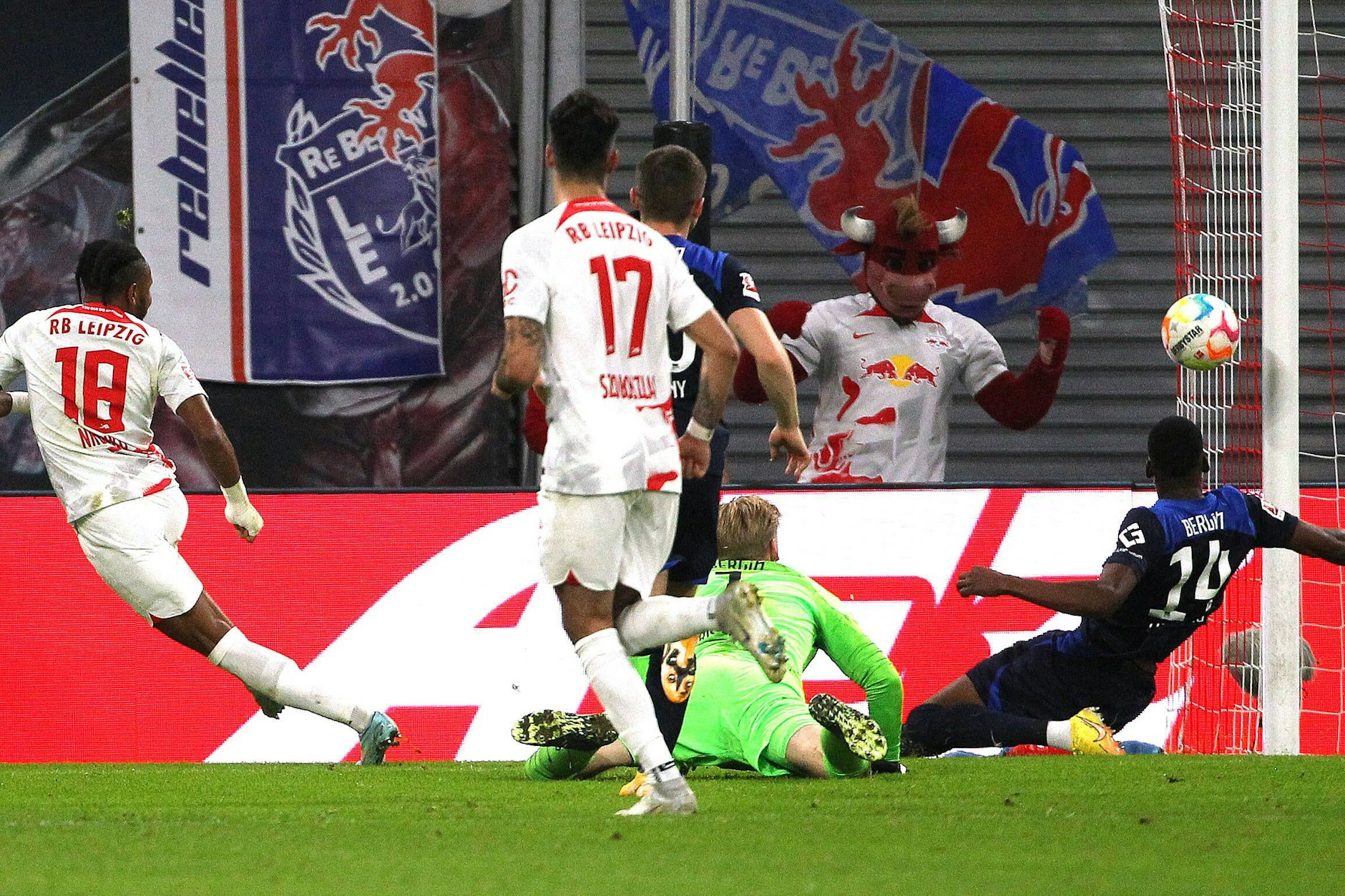 Das sah man bisher noch nicht von Herthas Dodi Lukebakio: Der Stürmer verhindert mit einer Rettungstat ein Tor des Leipzigers Christopher Nkunku.
