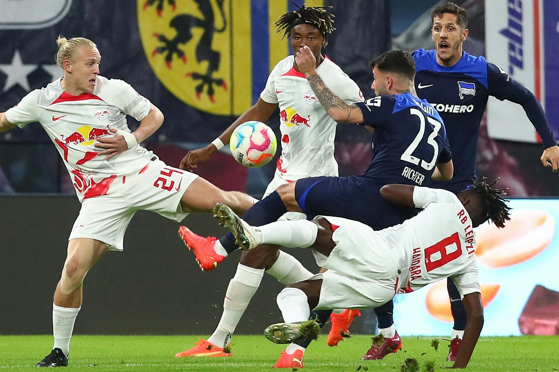 Das Duell zwischen RB Leipzig und Hertha BSC wurde immer intensiver, rasanter und spannender. Hier streiten Xaver Schlager, Mohamed Simakan, Marco Richter, Amadou Haidara und Stevan Jovetic (v. l.) um den Ball.