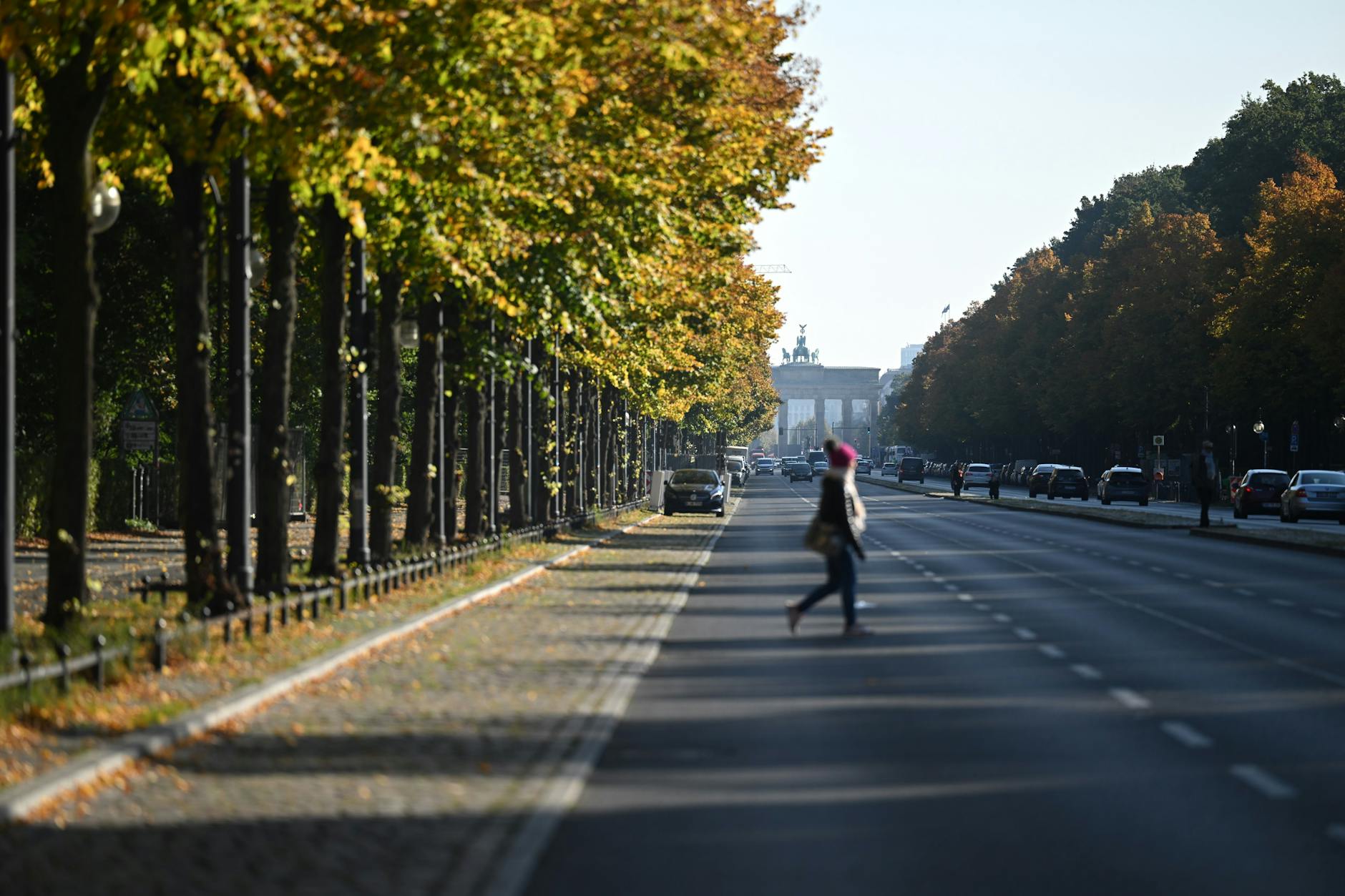 Eine Fußgängerin überquert die Straße des 17. Juni im Großen Tiergarten. Geht es nach der SPD Mitte, soll von den drei Autofahrstreifen pro Richtung nur jeweils einer übrig bleiben.