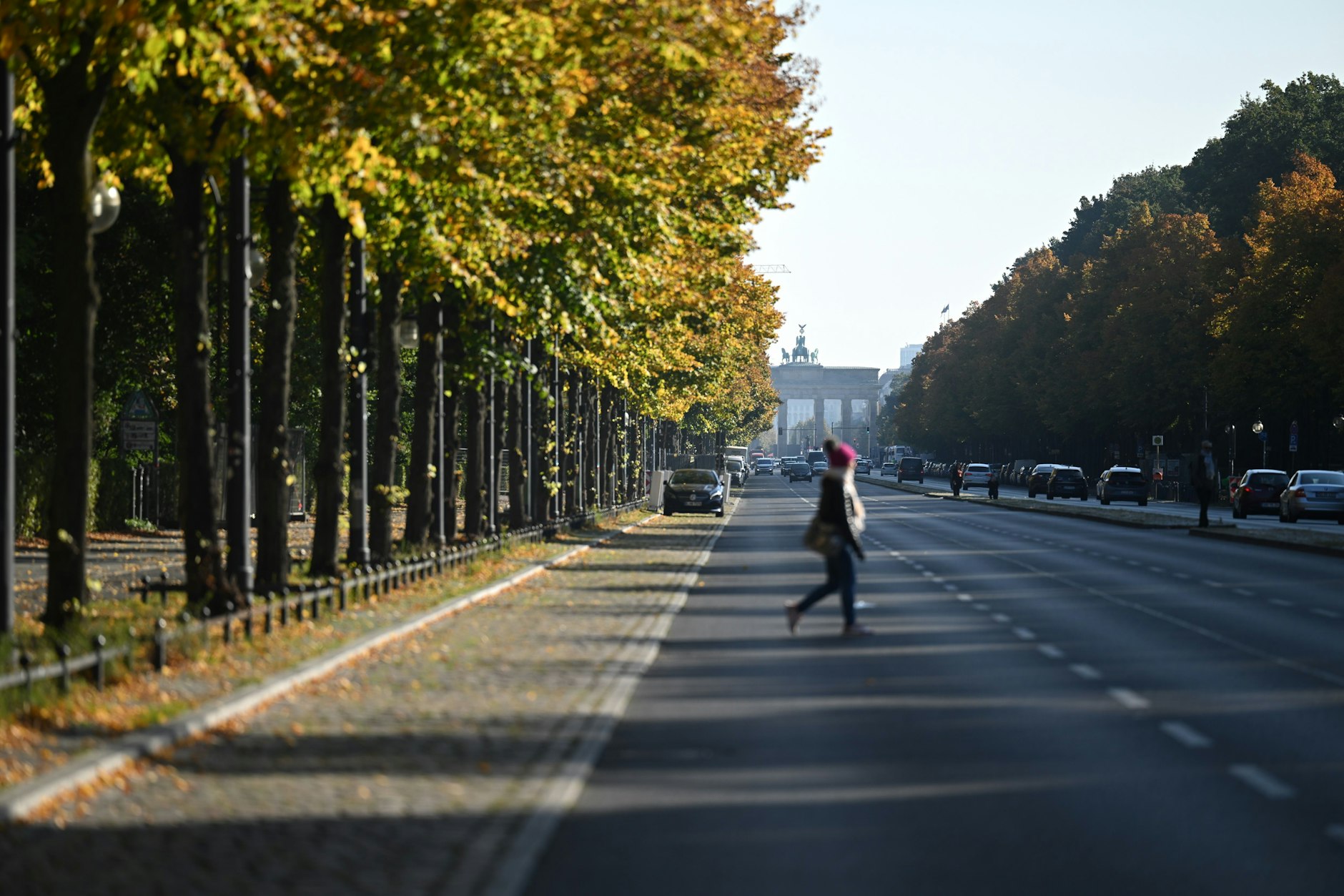 Eine Fußgängerin überquert die Straße des 17. Juni im Großen Tiergarten. Geht es nach der SPD Mitte, soll von den drei Autofahrstreifen pro Richtung nur jeweils einer übrig bleiben.