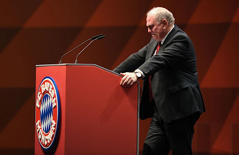 ARCHIV - Uli Hoeneß, Ehrenpräsident des FC Bayern, steht am Rednerpult.  