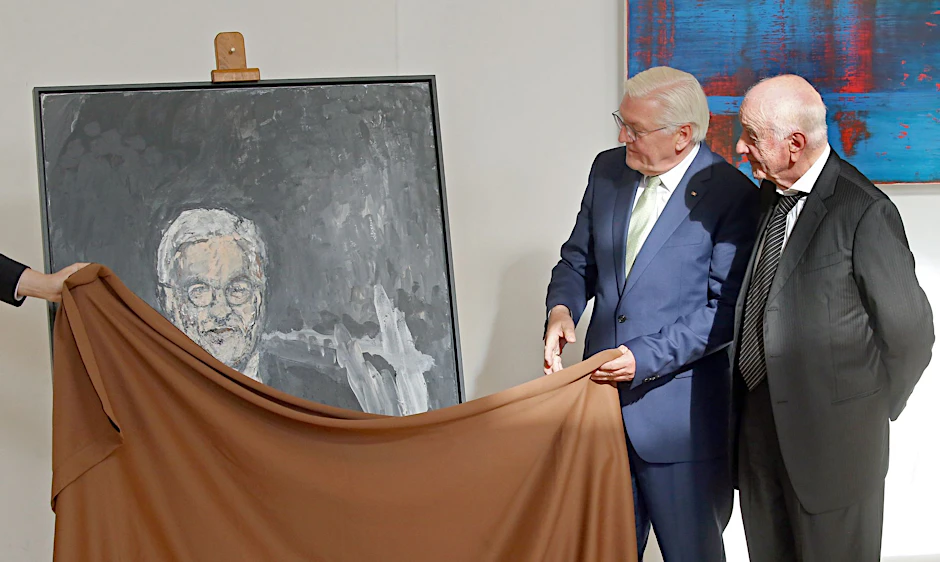 Bundespräsident Frank-Walter Steinmeier und Armin Müller-Stahl (r), Künstler und Schauspieler, bei der Enthüllung des Ehrenbürgerporträts.   - Nutzung nur nach schriftlicher Vereinbarung mit der dpa