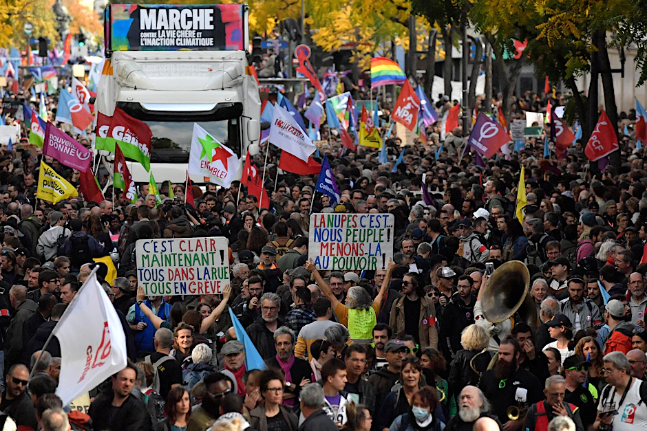 Zahlreiche Demonstranten ziehen durch die Innenstadt von Paris.&nbsp;