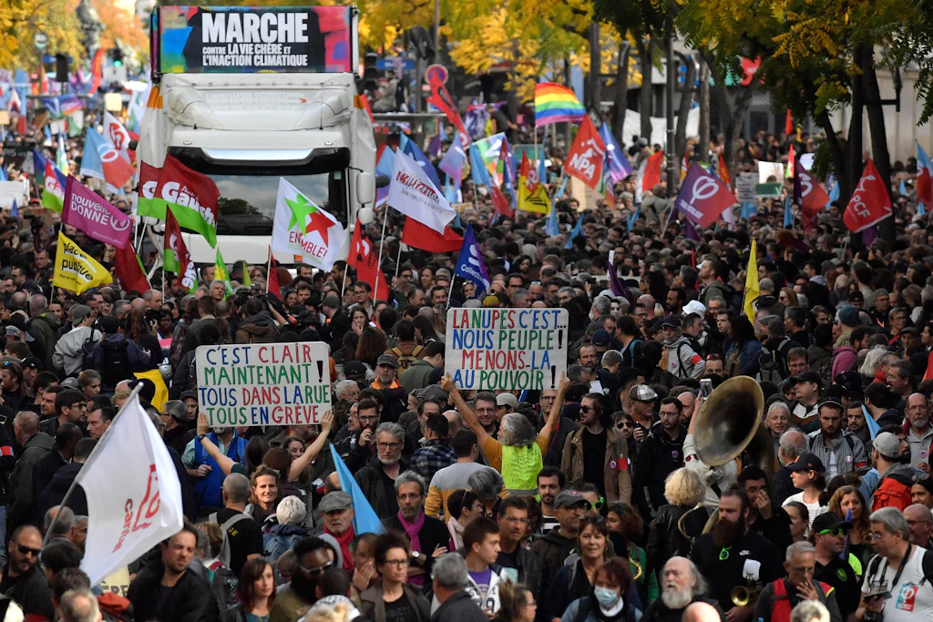 Paris: Mehr als 100.000 Menschen protestieren gegen hohe Preise