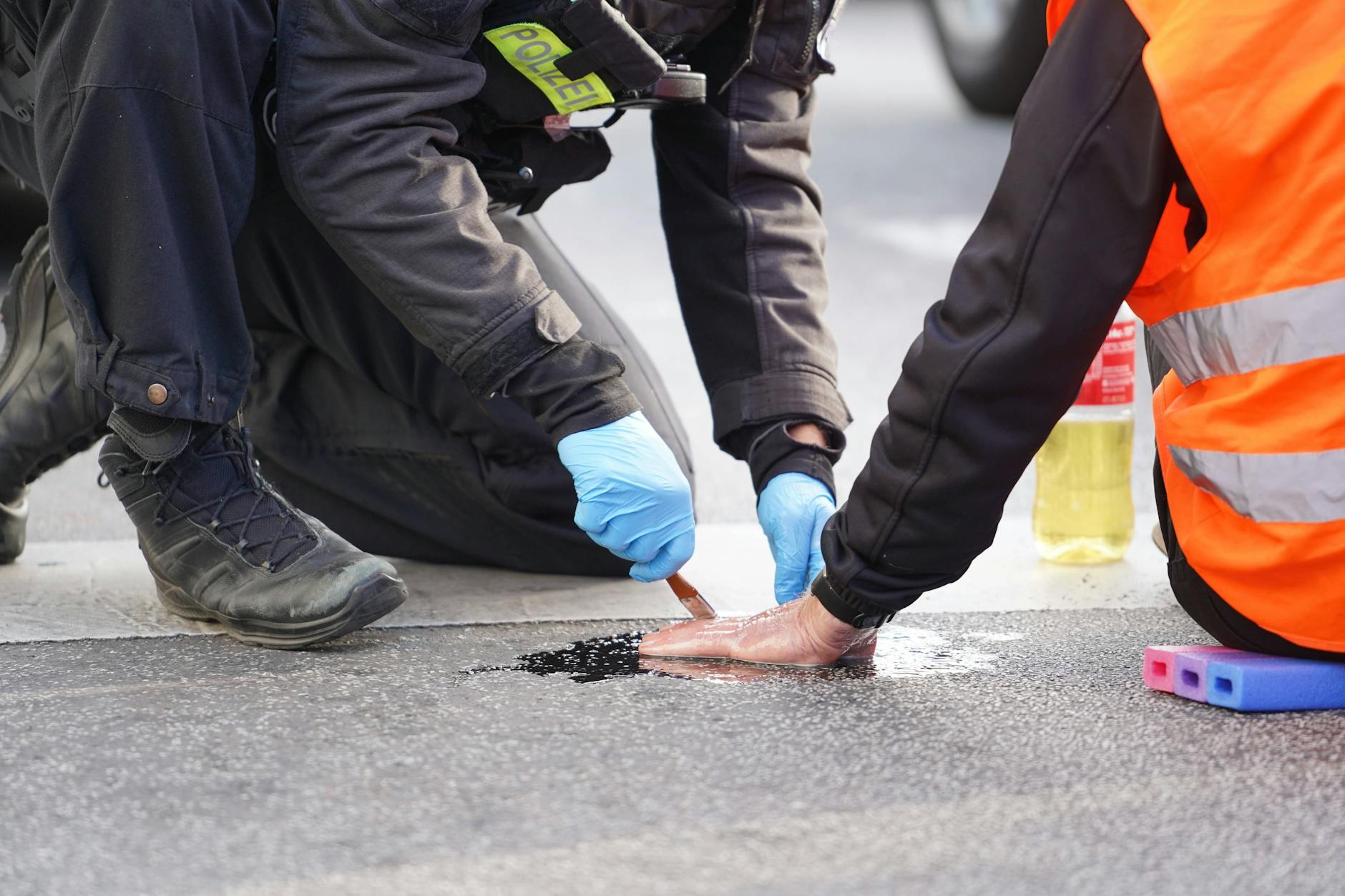 Klimaaktivisten blockieren eine Berliner Autobahnabfahrt im morgendlichen Berufsverkehr.