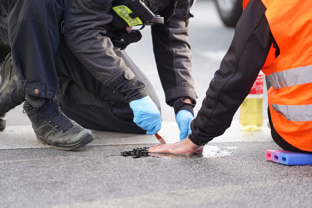 Gegen Klima-Kleber: Berliner Polizei kauft Speiseöl für Hunderte Euro