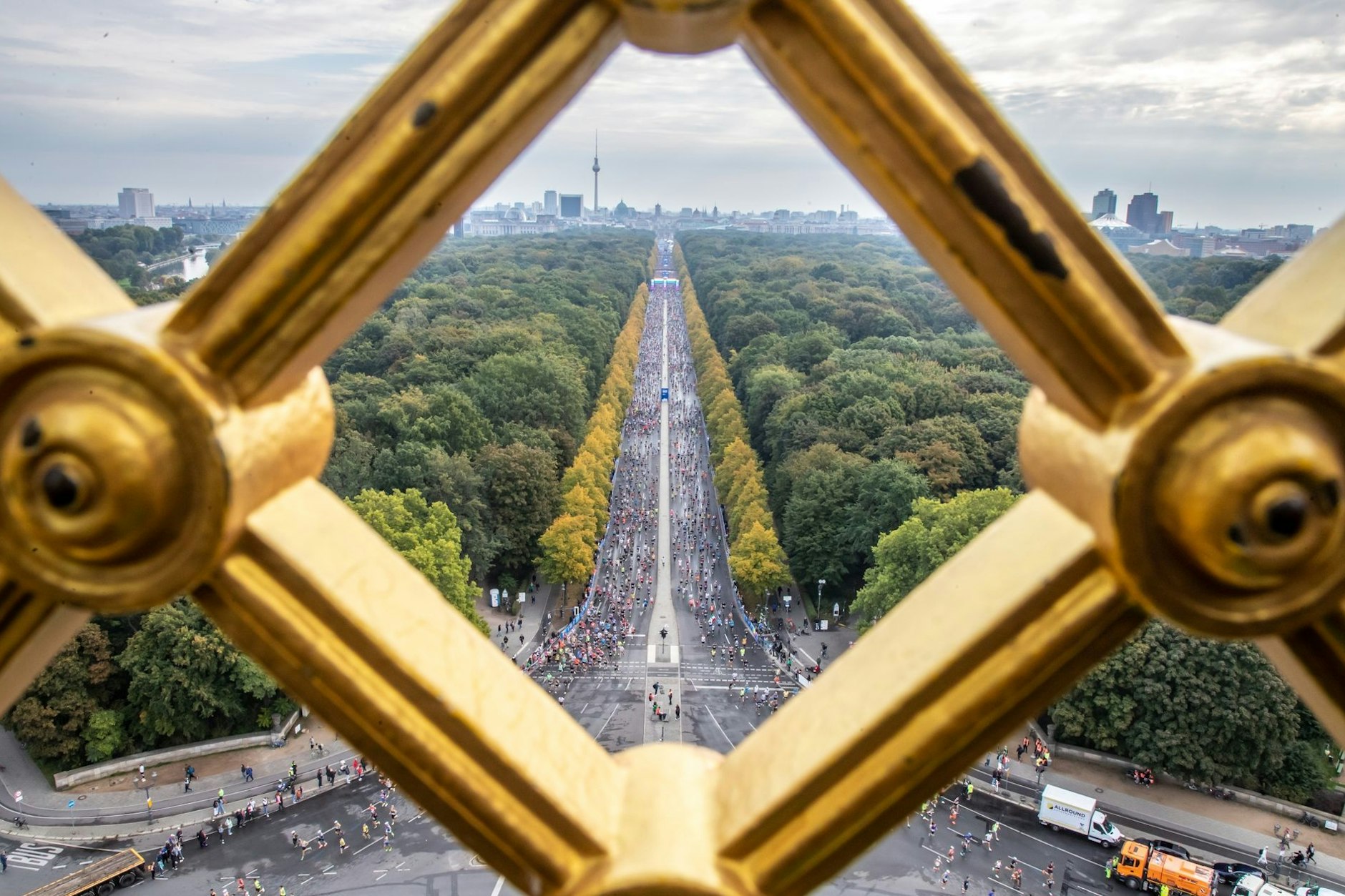 Die Straße des 17. Juni ist eine wichtige Ost-West-Verbindung in Berlin. Allerdings wird dieser Abschnitt der Bundesstraße 2 oft für Großveranstaltungen gesperrt. Hier ein Blick von der Siegessäule auf den Berlin-Marathon.