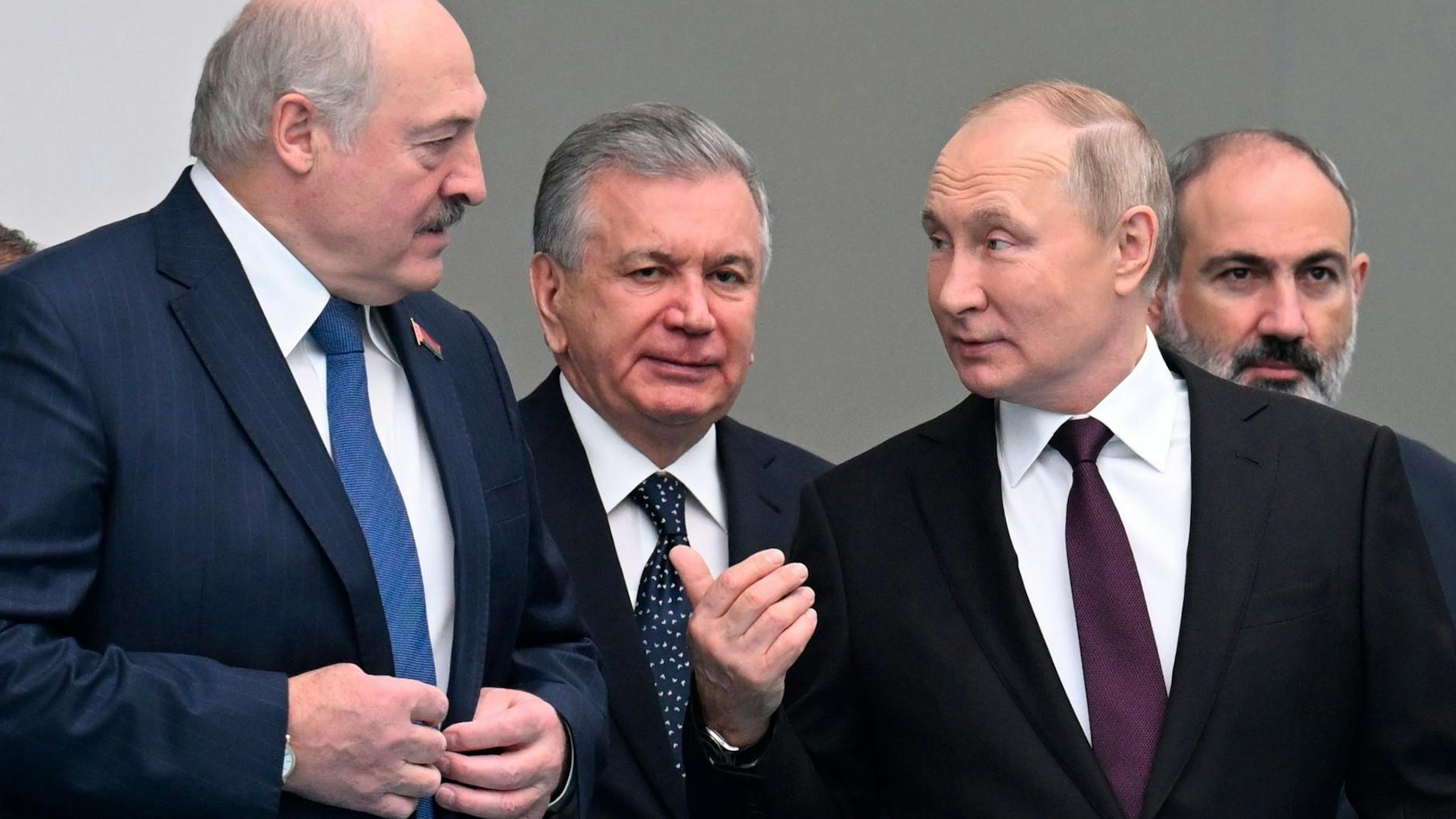 Der belarussische Diktator Alexander Lukaschenko (links) hat Wladimir Putin eine gemeinsame regionale Truppe versprochen.