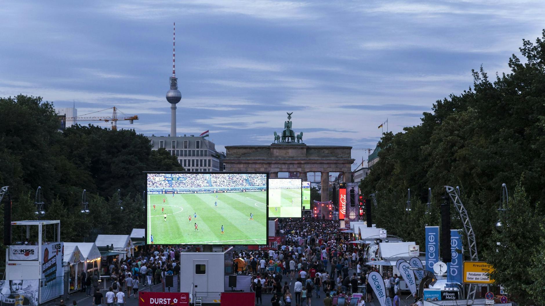 Zu kalt, Spiele zu spät und die Angst vor Corona-Ansteckungen: Eine Fanmeile vor dem Brandenburger Tor wird es zur WM nicht geben. 