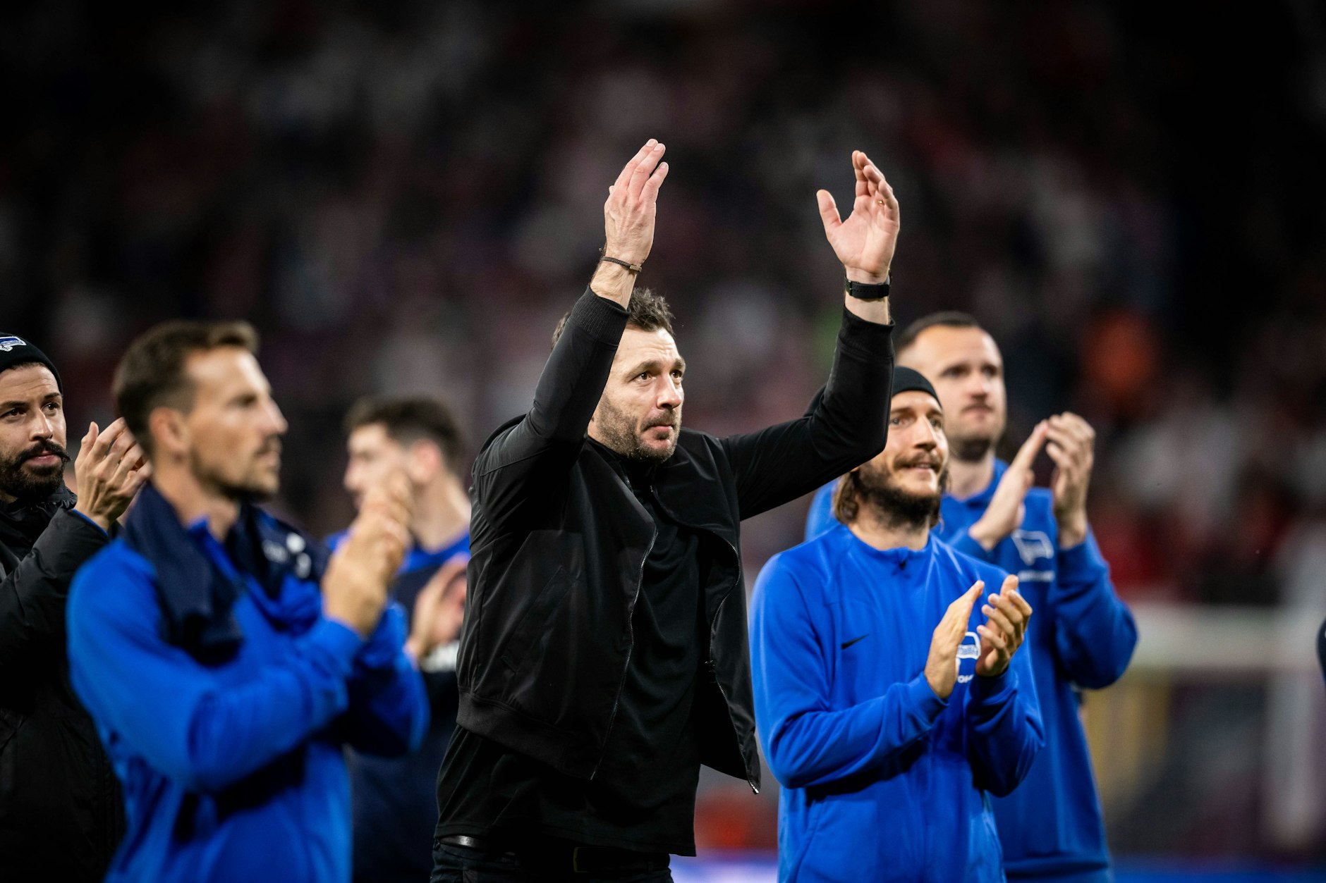 Trainer Sandro Schwarz ging mit den Profis in den Gästeblock und feuerte die Anhänger nach dem 2:3 in Leipzig an. Schwarz: „Das war Gänsehaut, wie die Fans mitgefühlt haben.“