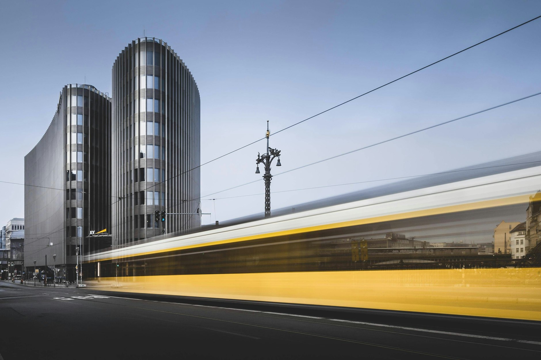 Mitunter auch im Schneckentempo unterwegs: die Berliner Straßenbahn.