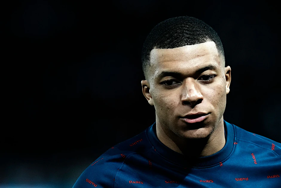 Spieler Kylian Mbappe soll bei Wechselgerüchten von PSG-beauftragten Social-Media-Accounts beleidigt worden sein.  