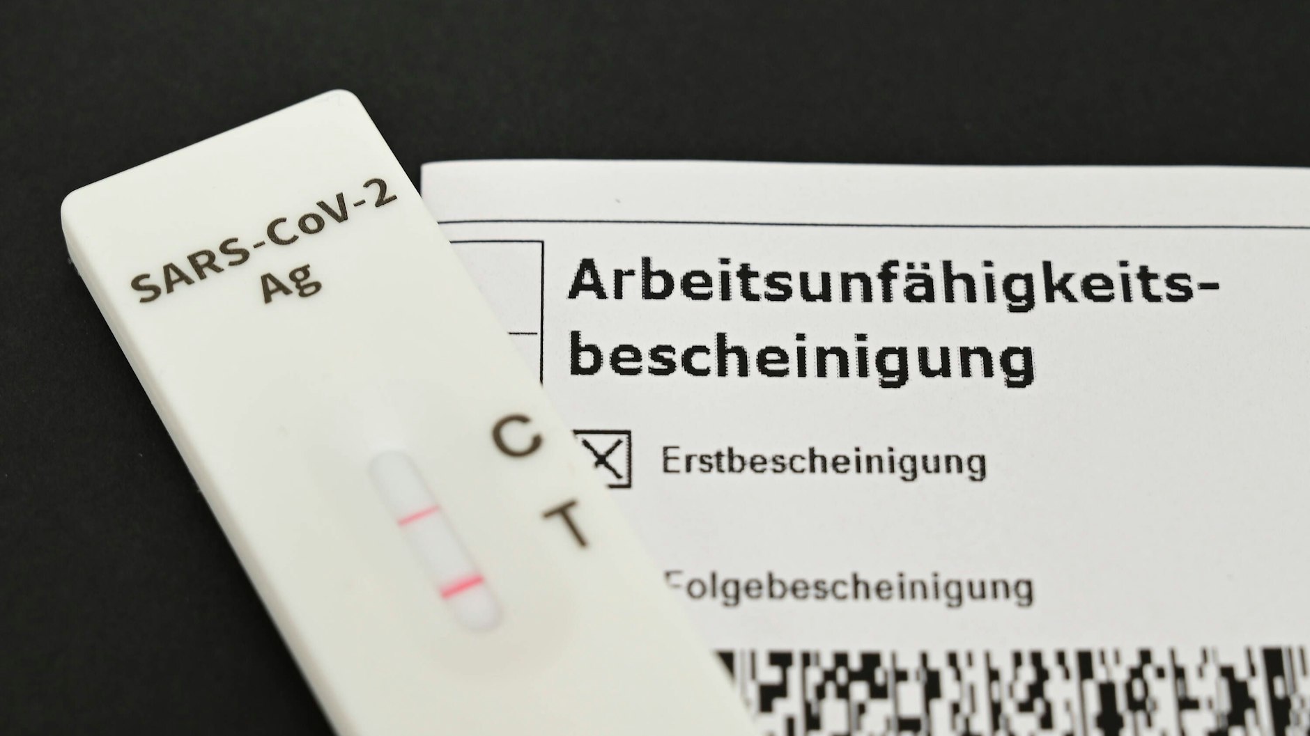 Trotz Quarantäne-Vorschriften gehen fast zehn Prozent der deutschen mit Corona-Infektion zur Arbeit.