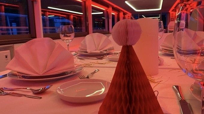 Festlich dekorierte Tische sorgen für ein exklusives Ambiente.