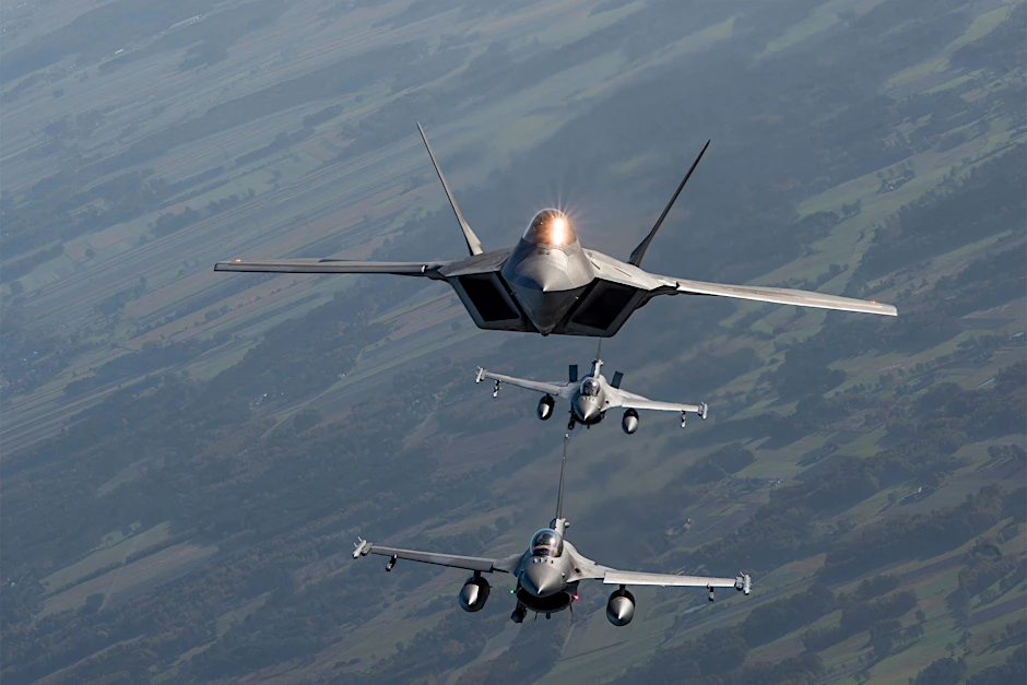 &nbsp;Kampfflugzeuge der US-amerikanischen und polnischen Luftwaffen über Polen