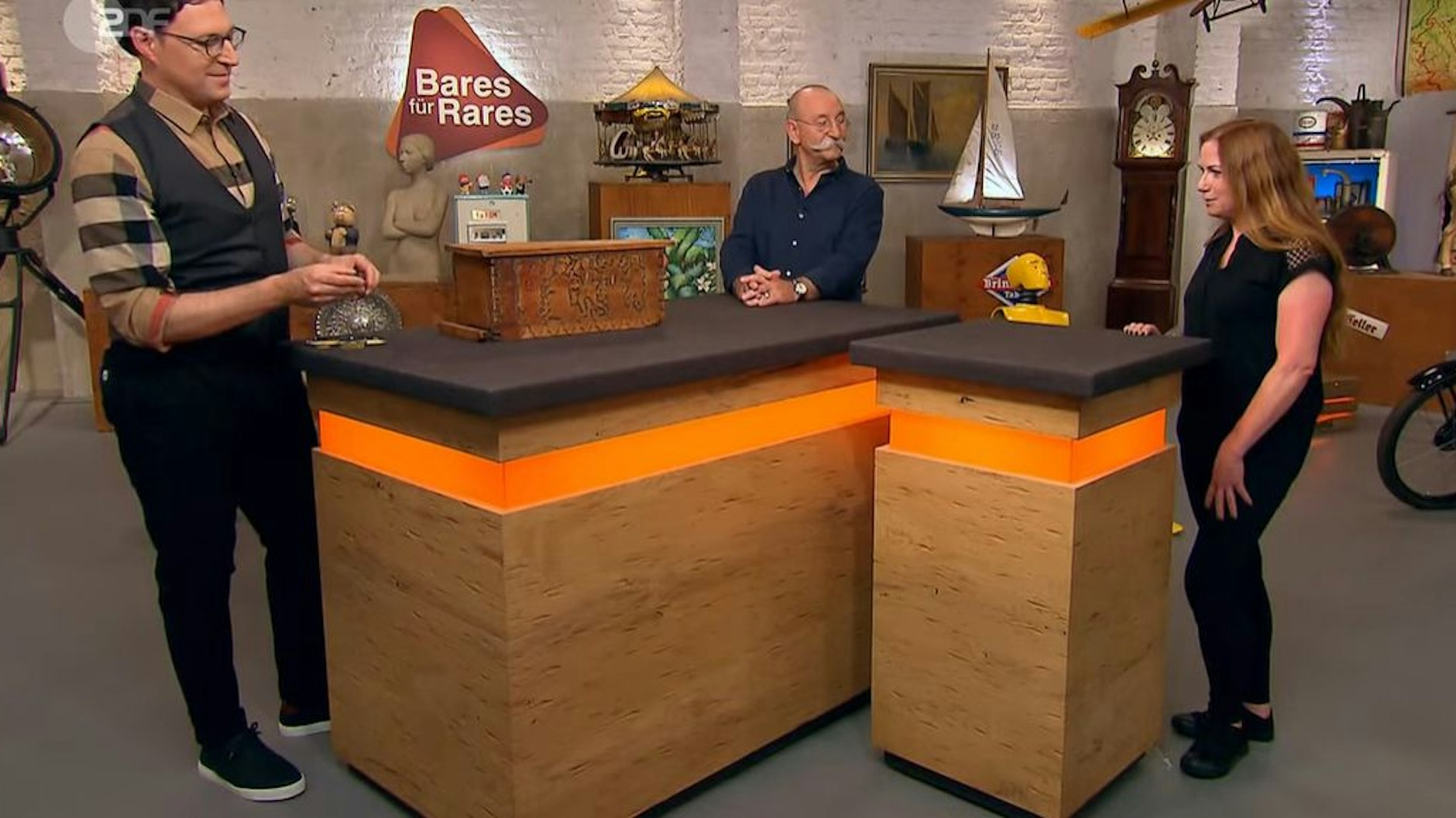 „Bares für Rares“-Experte Colmar (l.) bringt mit seiner Preisschätzung Besitzerin Antoinette zum Staunen.