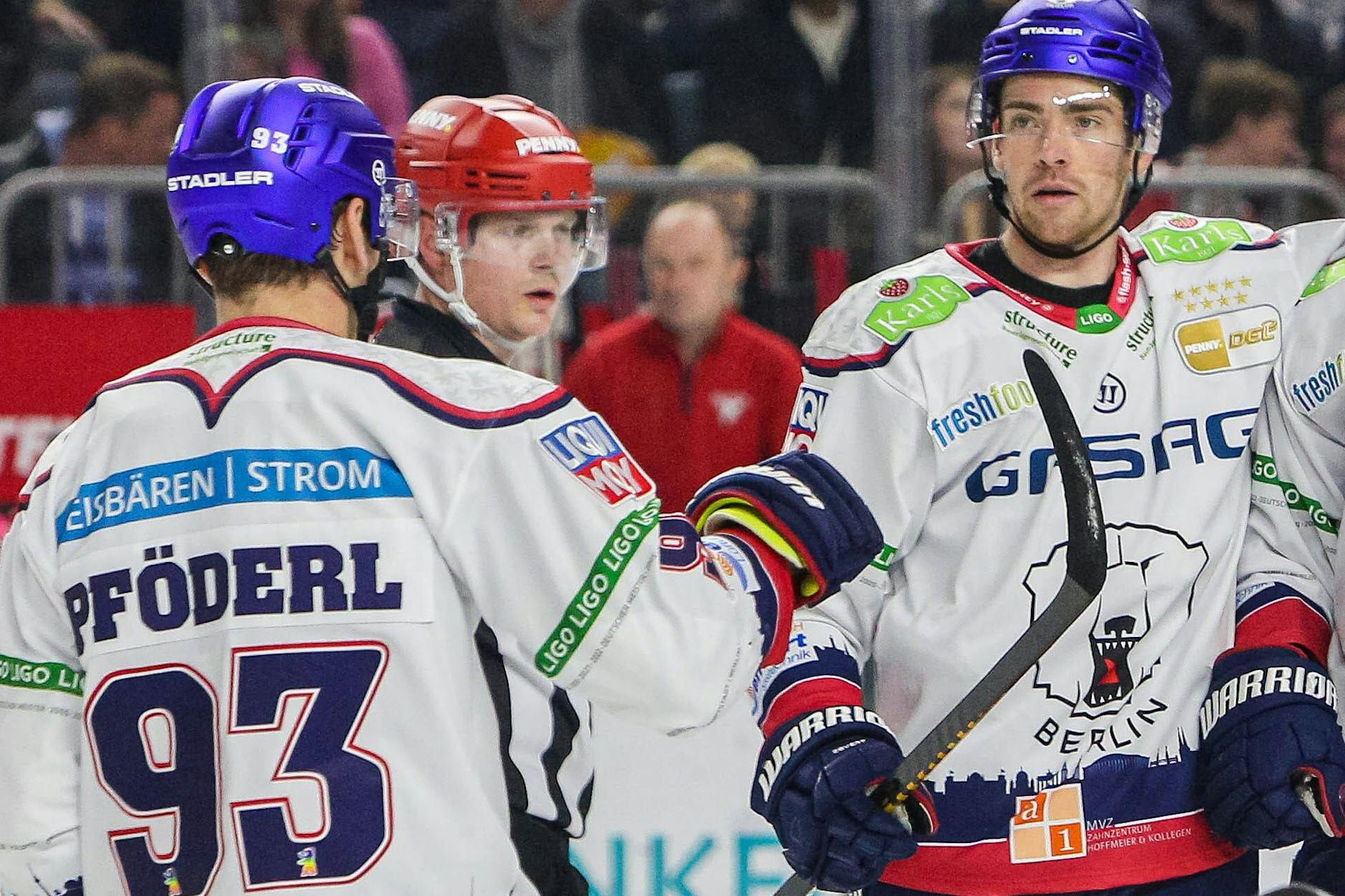 Endlich wieder in einer Reihe: Leo Pföderl und Marcel Noebels (r.) drehten in Köln zusammen auf.
