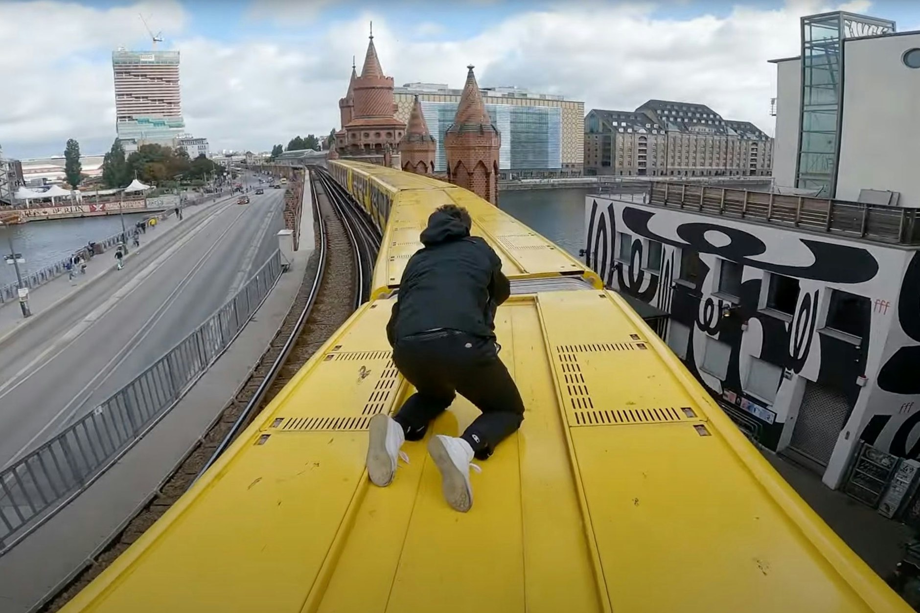 Das Video zeigt, wie ChaseTO zusammen mit zwei Begleitern auf dem Dach der U-Bahn reitet.