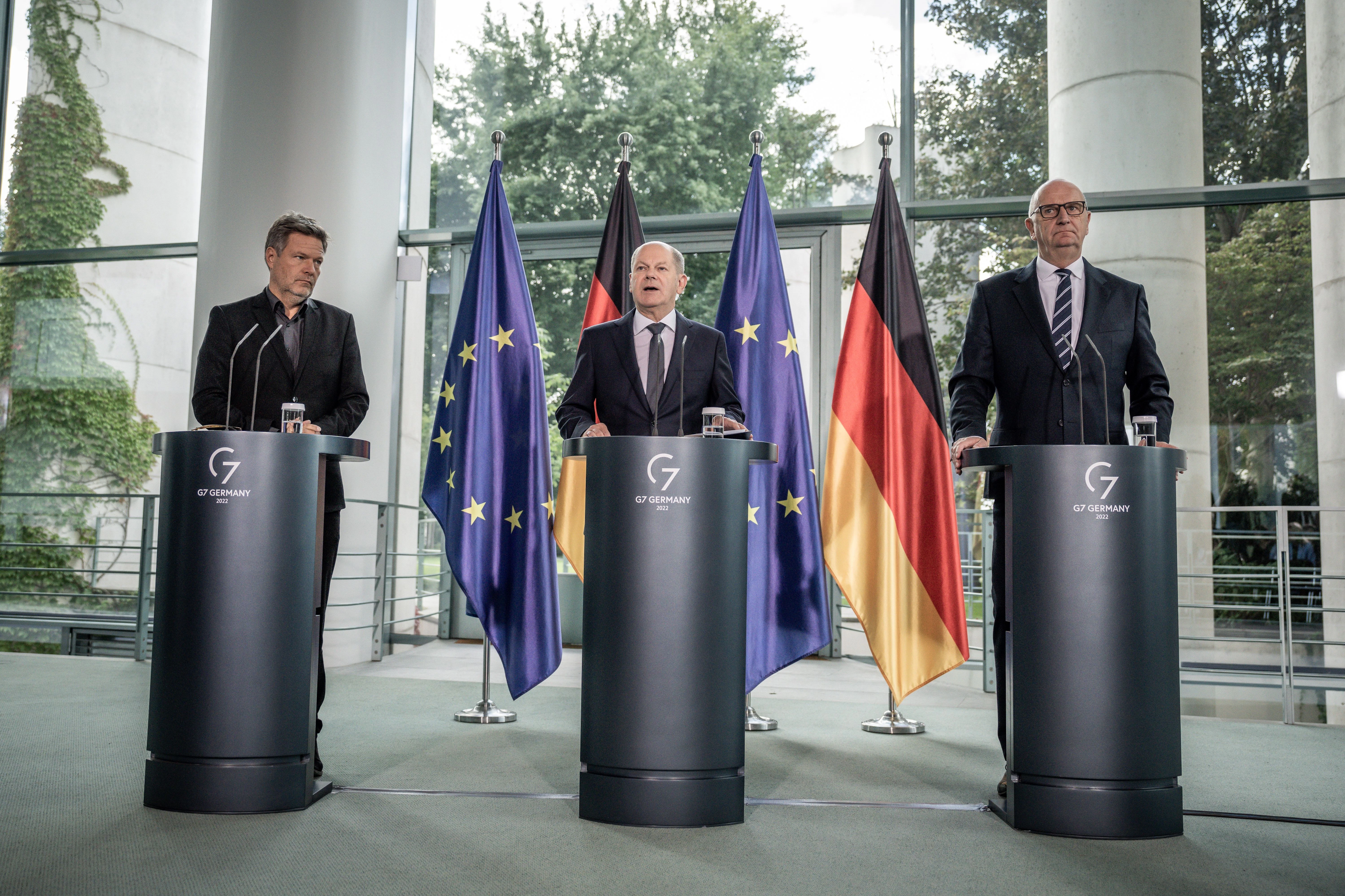 Robert Habeck, Olaf Scholz und Dietmar Woidke (Ministerpräsident von Brandenburg) auf der Pressekonferenz zum Maßnahmenpaket für die ostdeutschen Raffineriestandorte und Häfen