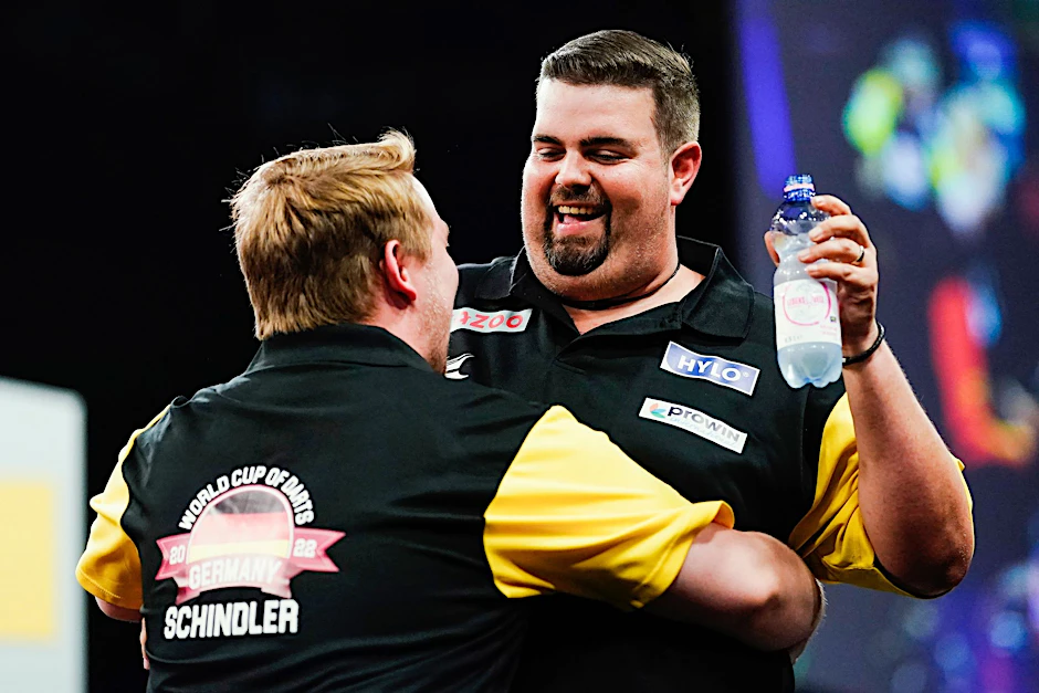 ARCHIV - Gabriel Clemens (r) und Martin Schindler sind bei der Darts-EM in Dortmund dabei.  