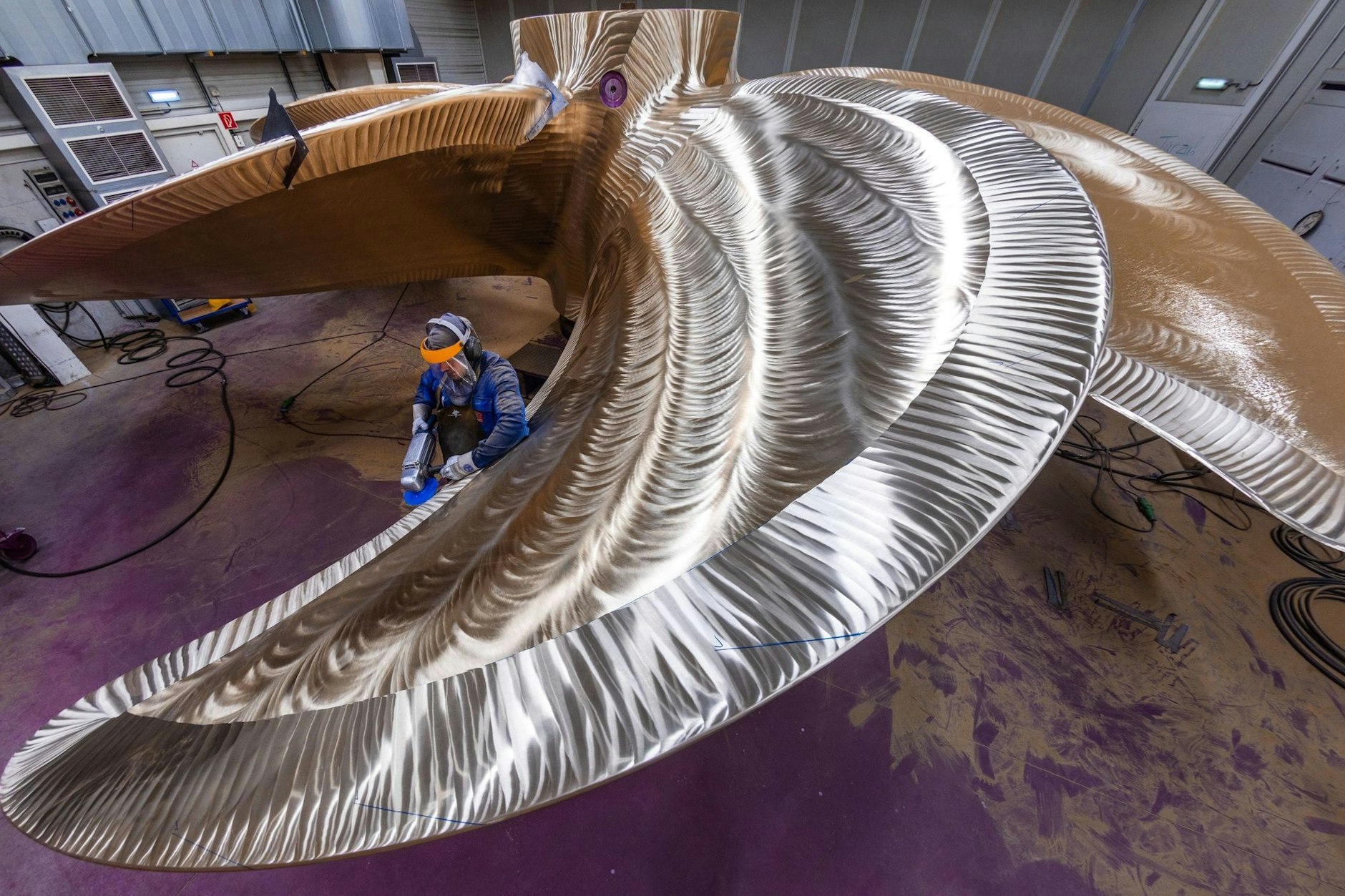 Ein Mann arbeitet an einer Schiffsschraube in Waren an der Müritz. Sowohl Betriebe als auch deren Branchenverbände fürchten, dass wegen des rapiden Anstiegs der Gas- und Strompreise die Produktion in Deutschland dauerhaft unrentabel werden könnte.