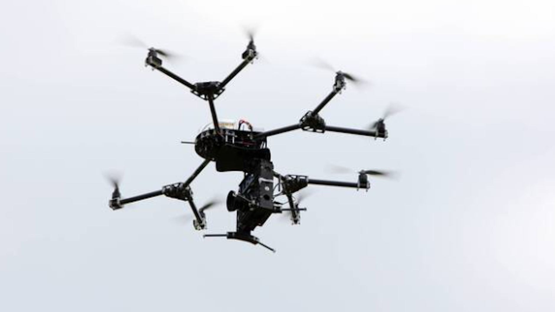 Eine Aufklärungsdrohne mit hochauflösender Kamera