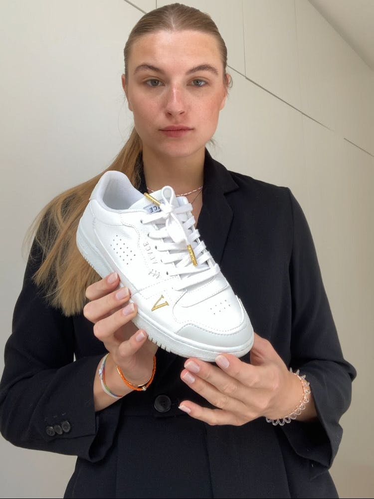 Gründerin Viola Weller zeigt ihren veganen Unisex-Sneaker.