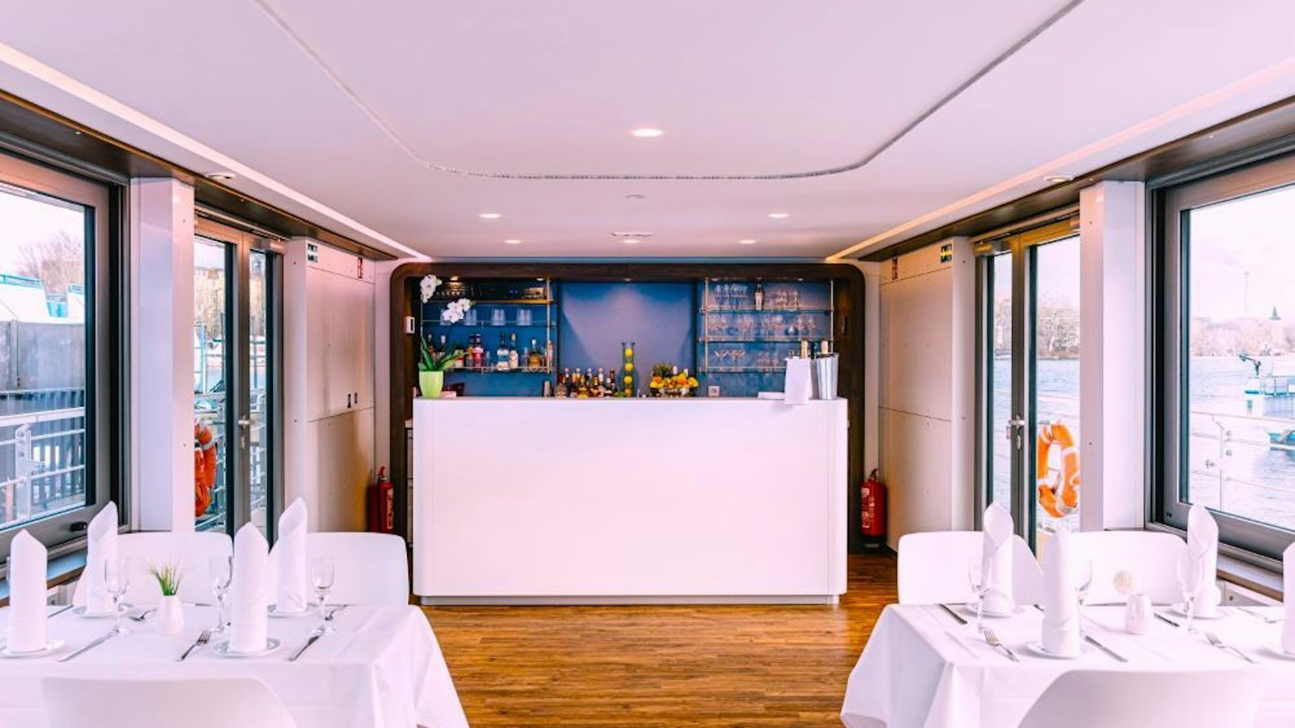 Die Bar im Innenraum.