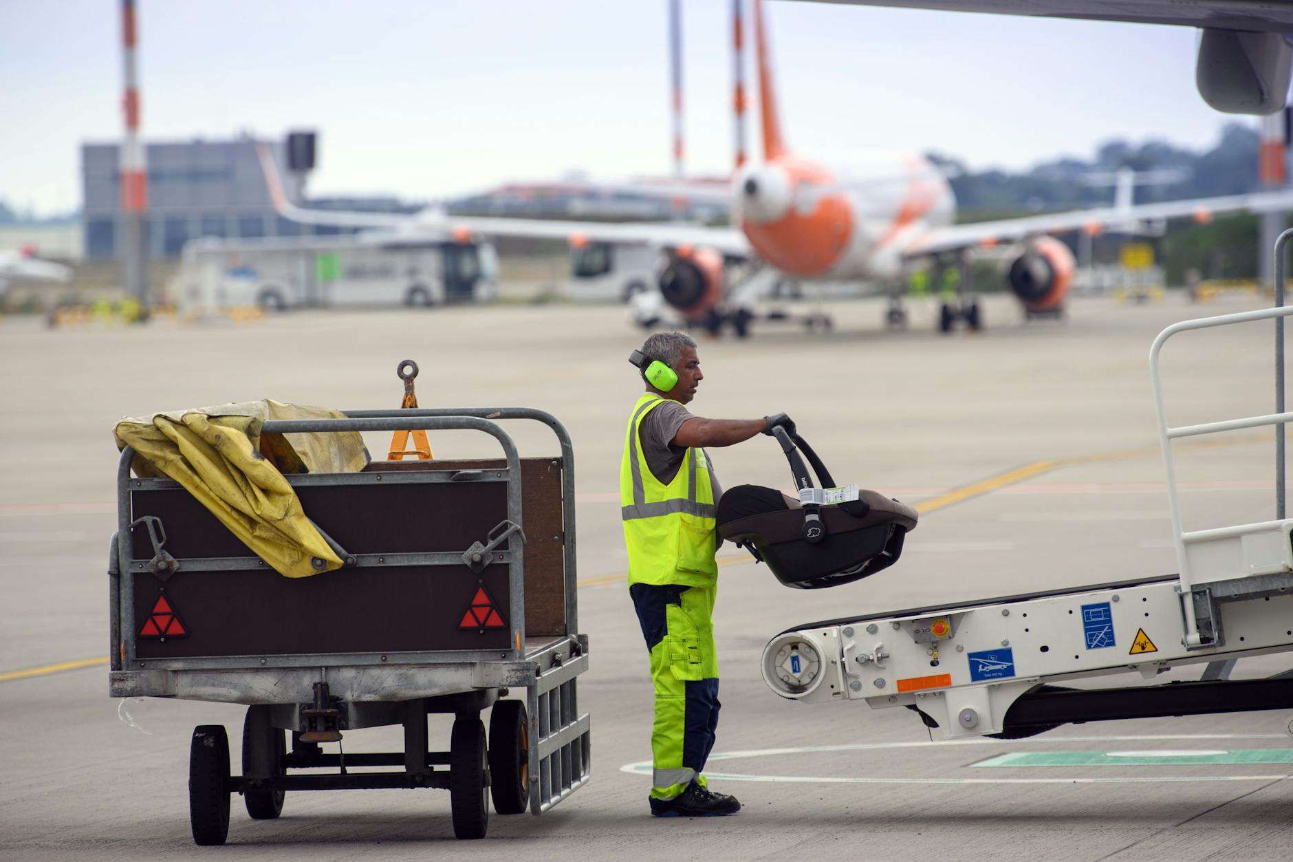 Eine harte Arbeit: Besondere Aufmerksamkeit braucht es bei Spezialgepäck, wie ein Babytrageschale. 