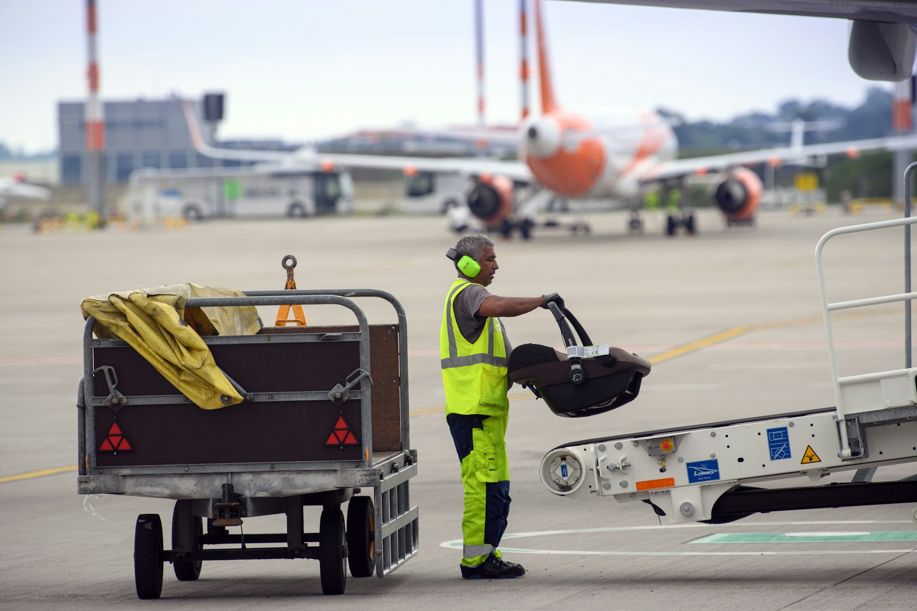 Eine harte Arbeit: Besondere Aufmerksamkeit braucht es bei Spezialgepäck, wie ein Babytrageschale.&nbsp;