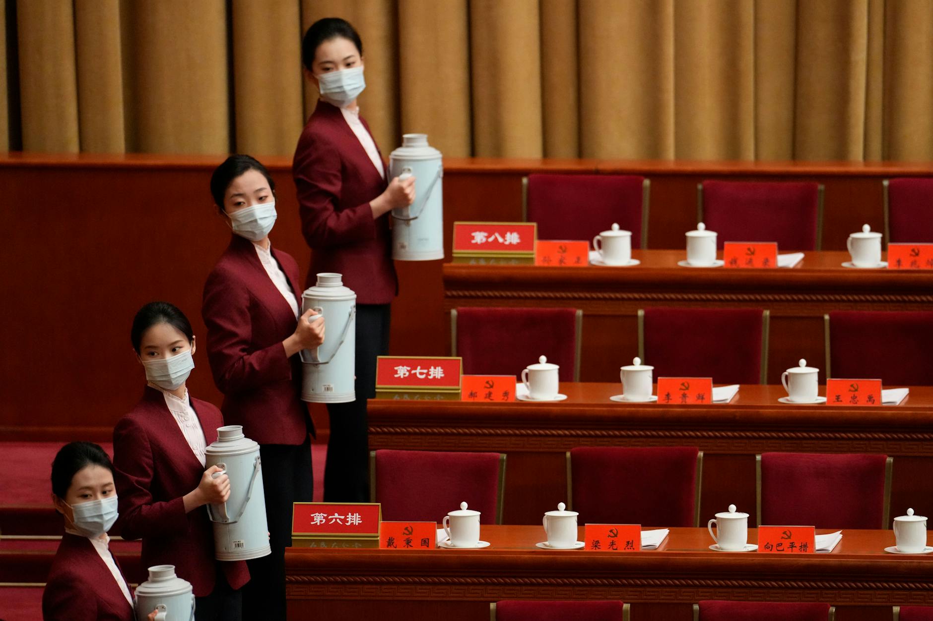 Hostessen bereiten in der Großen Halle des Volkes vor der Eröffnungszeremonie des 20. Kongresses der Kommunistischen Partei Chinas Getränke zu.