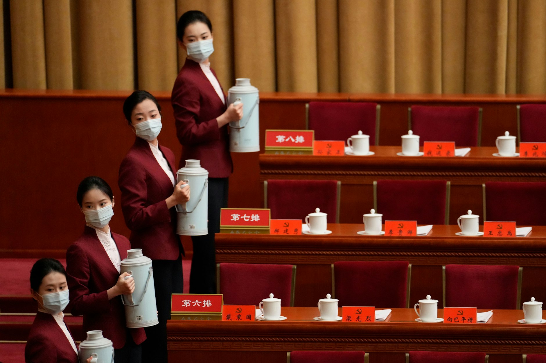 Hostessen bereiten in der Großen Halle des Volkes vor der Eröffnungszeremonie des 20. Kongresses der Kommunistischen Partei Chinas Getränke zu.