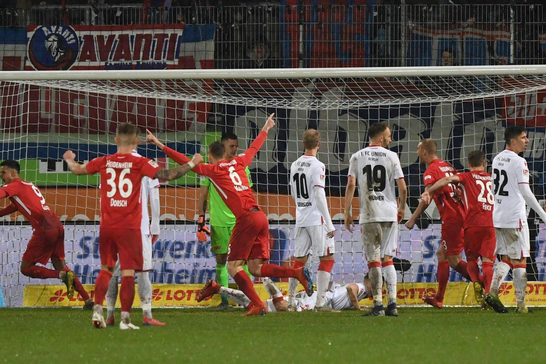 Selbst in der Aufstiegssaison 18/19 zog der 1. FC Union gegen Heidenheim den Kürzeren. Hier jubelt Robert Glatzel (ganz links) über seinen Treffer zum 1:1. Dann traf auch noch Marc Schnatterer.&nbsp;