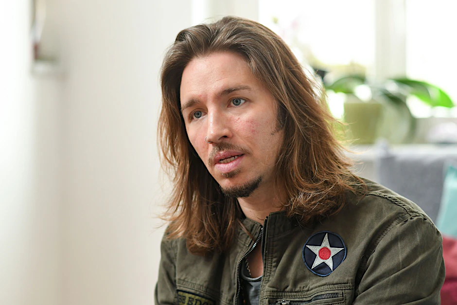 Der Sänger Gil Ofarim gibt ein Interview.