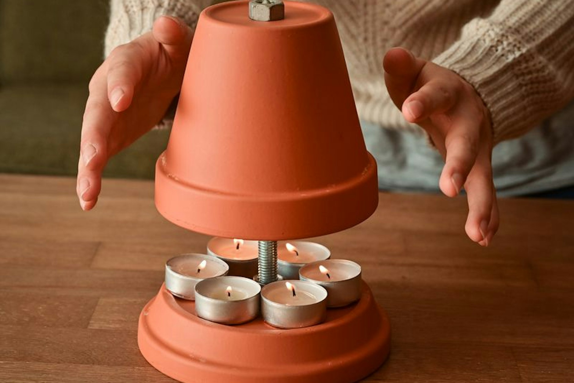 Die Wärmeleistung eines Teelichtofens ist minimal, die Feuergefahr hingegen sehr hoch.