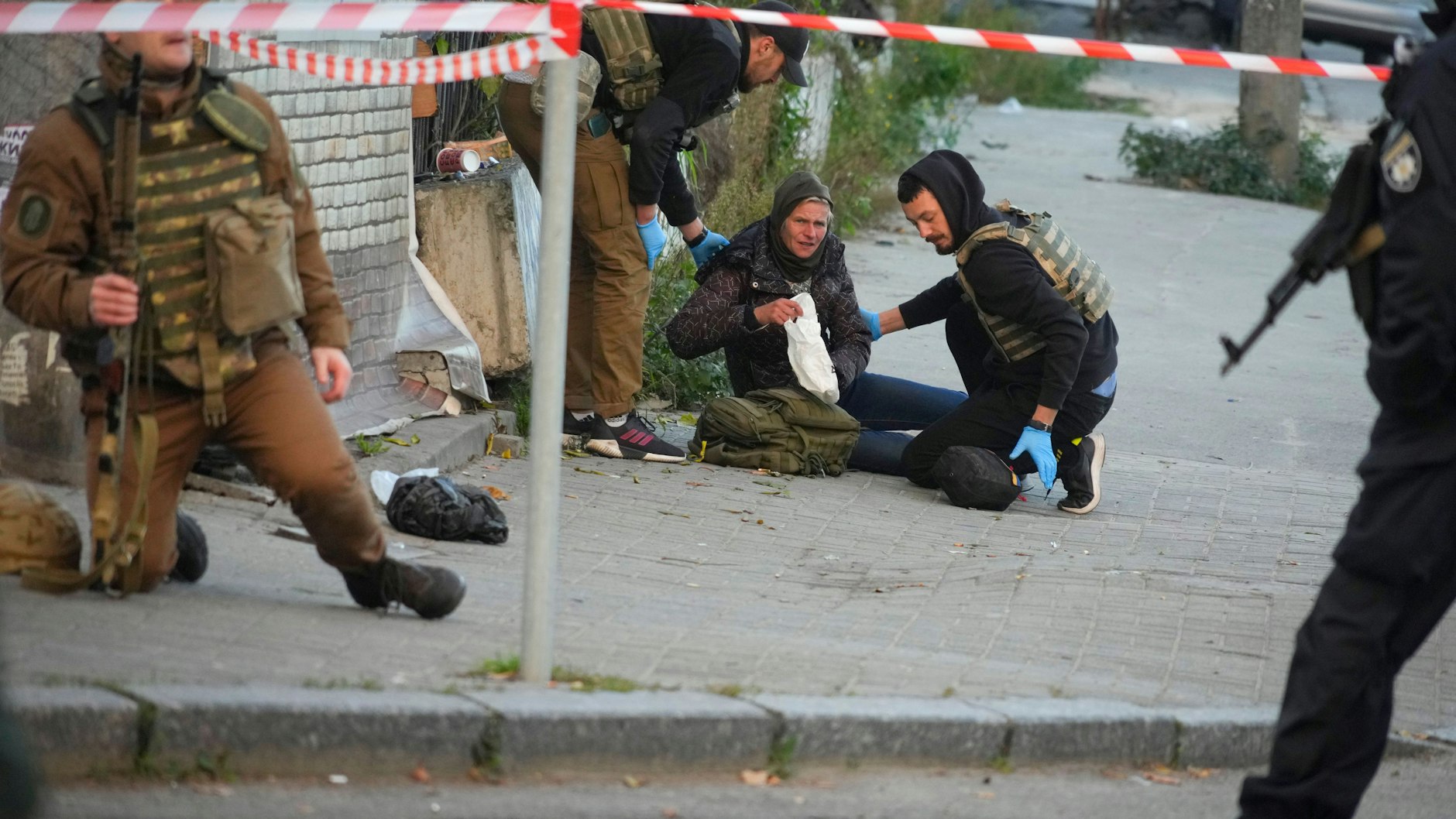 Sanitäter in Kiew helfen einer verletzten Frau nach dem Beschuss von Gebäuden durch eine Drohne.