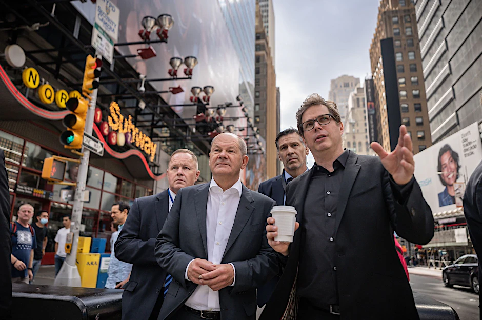 Olaf Scholz (l) lässt sich von Daniel Kehlmann durch Manhattan führen.  