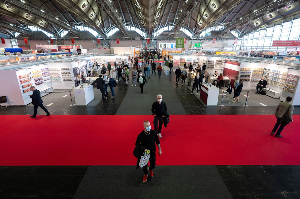Preise steigen, Leser schwinden, Papier ist knapp: die Buchmesse in Krisenzeiten