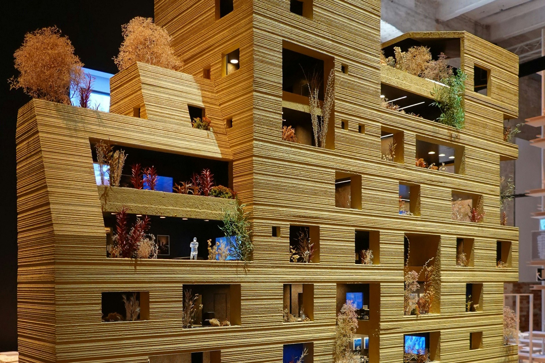 Die Architektin Lina Ghotmeh präsentierte zur 17. Architektur-Biennale in Venedig ihr Modell des kürzlich fertiggestellten Stone Garden Towers in Beirut. Die Fähigkeit der Architektur, als Heilmittel zu fungieren und in Krisenzeiten aktiv zur Stärkung der Widerstandsfähigkeit beizutragen, soll hier veranschaulicht werden.