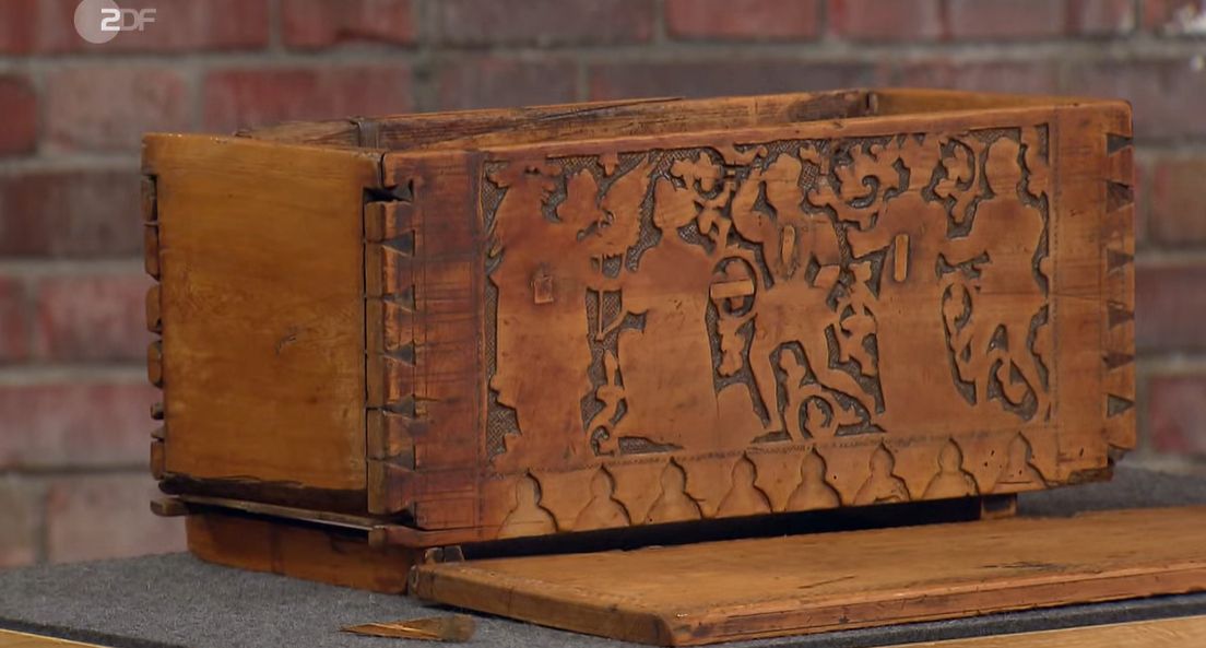 Image - „Bares für Rares“: Unscheinbare Holzkiste toppt mal eben den Wunschpreis um das Vierfache – einfach unglaublich!