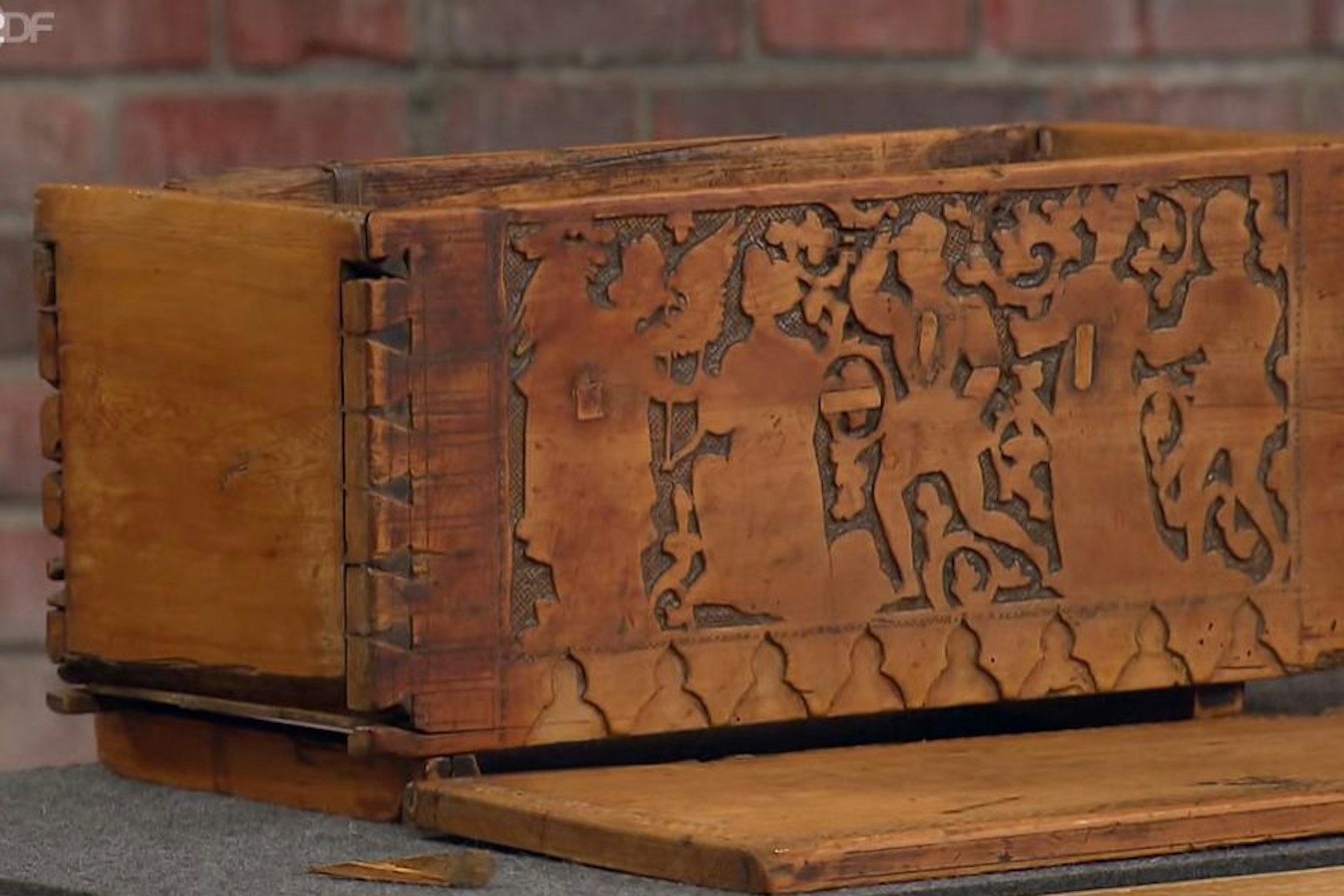 Uralt und daher auch wertvoll? Was bringt die Holzkiste bei den „Bares für Rares“-Händlern?