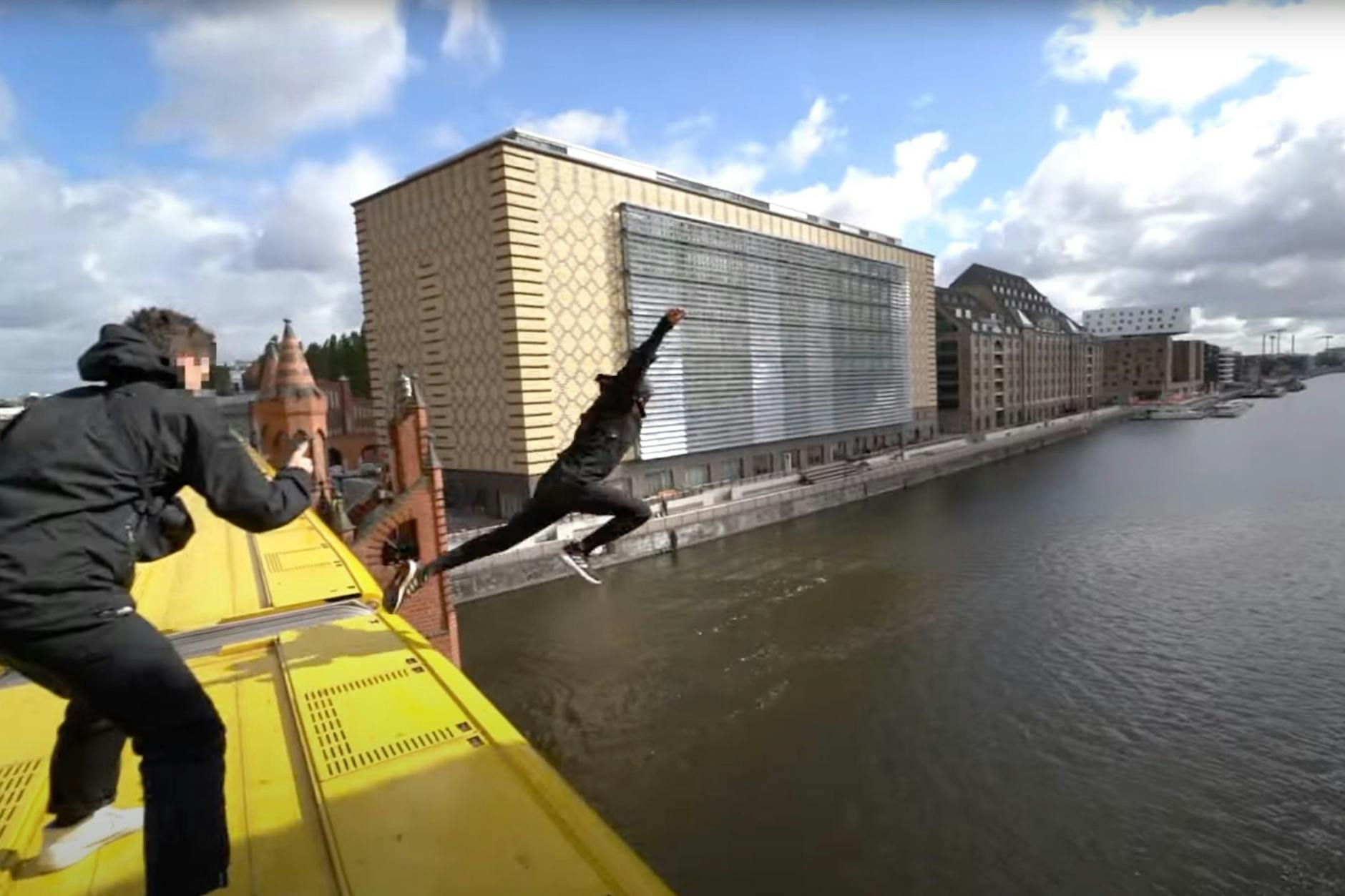 Der YouTuber ChaseTO springt von der Oberbaumbrücke in die Spree. Kurz darauf verunglückt er beinahe tödlich.