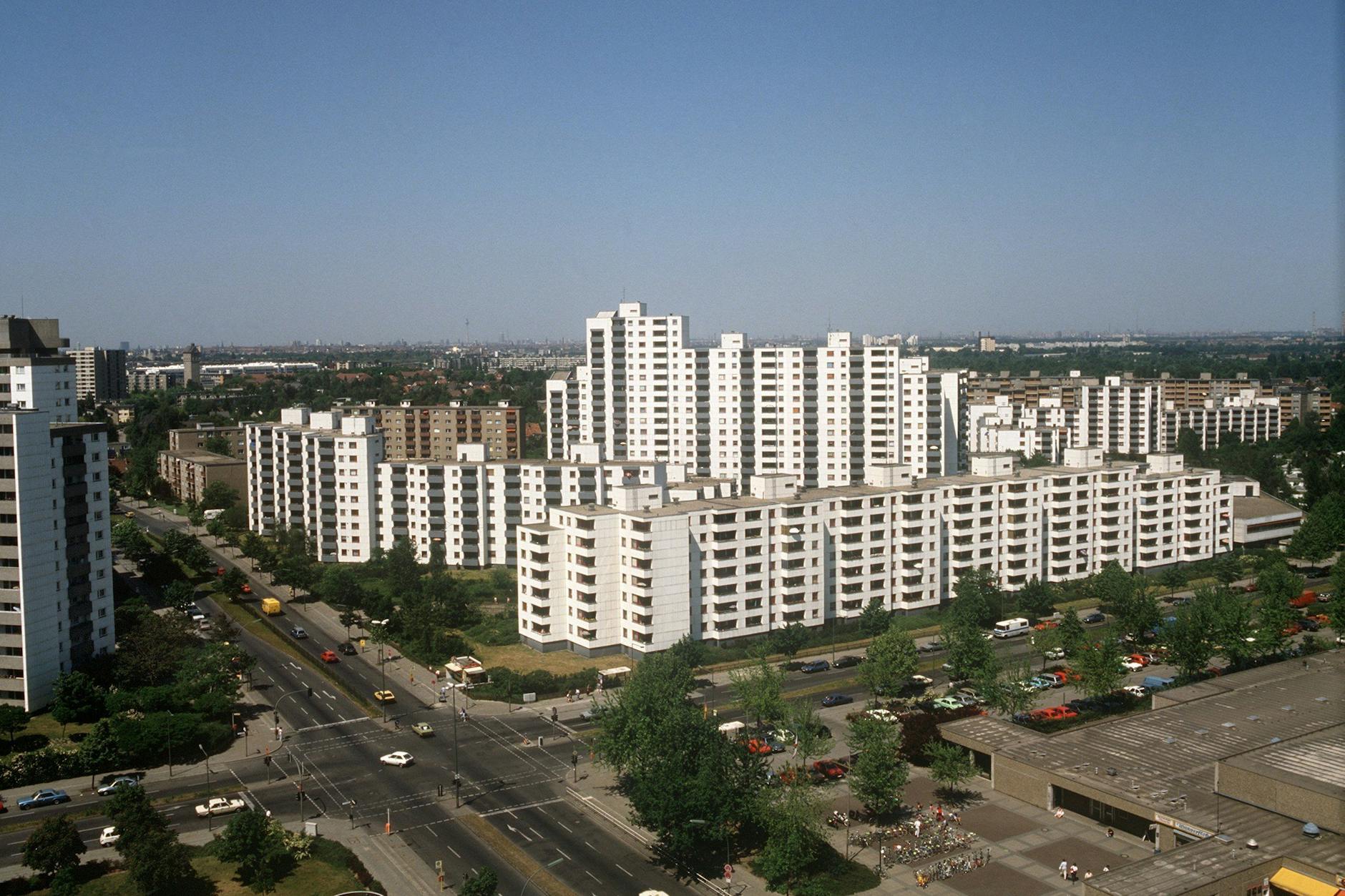 Das Archivbild aus dem Jahre 1989 zeigt Hochhäuser der Gropiusstadt in Berlin, die vom Bauhaus-Architekten Walter Gropius am Reißbrett entworfen wurden. Die Trabantensiedlung für 50.000 Menschen am Rande der Hauptstadt, in den 1960er-Jahren aus dem Boden gestampft, hat kein gutes Image.