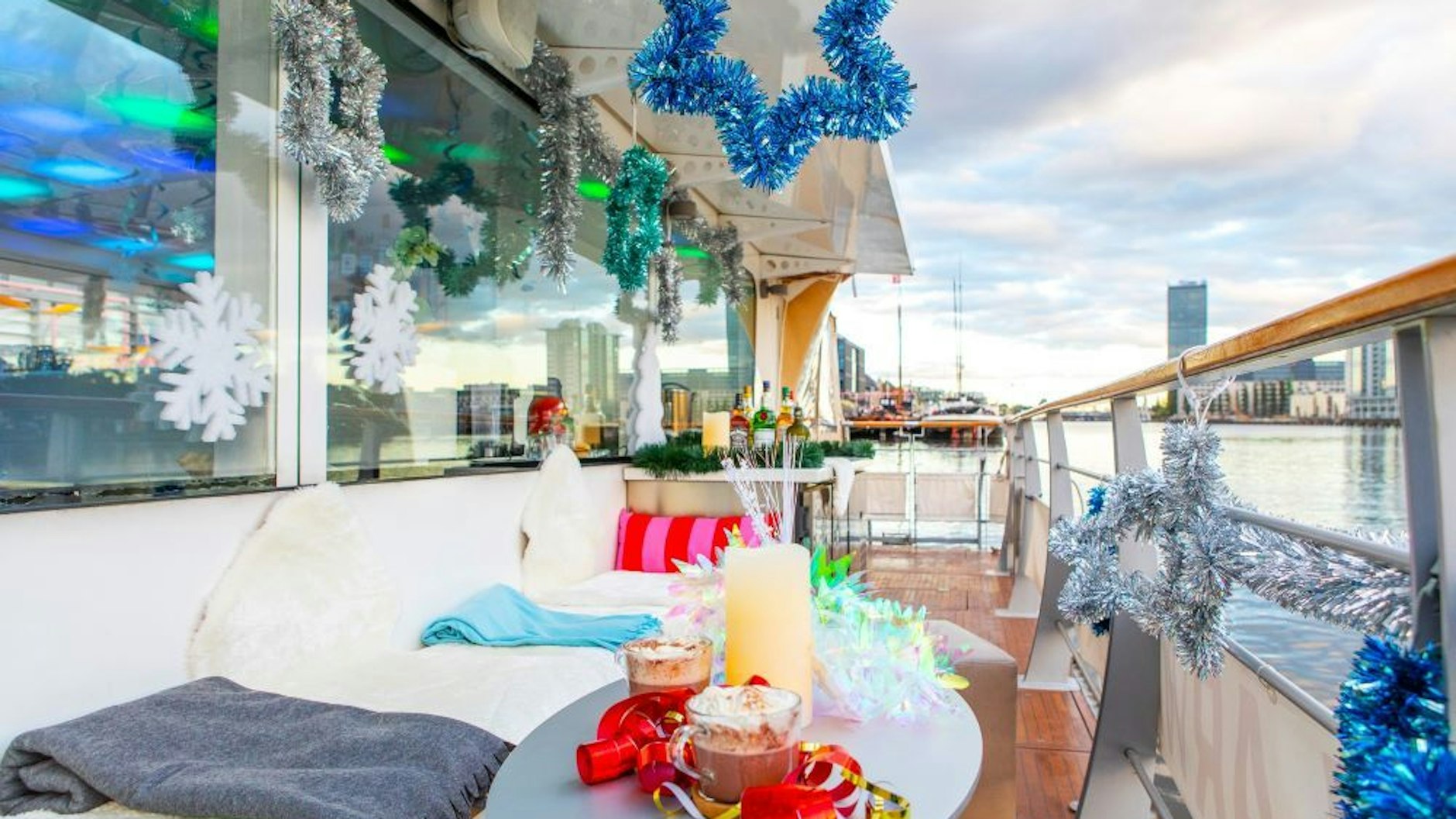 Weihnachtsfahrt 2023 auf dem festlich geschmückten Solarschiff.